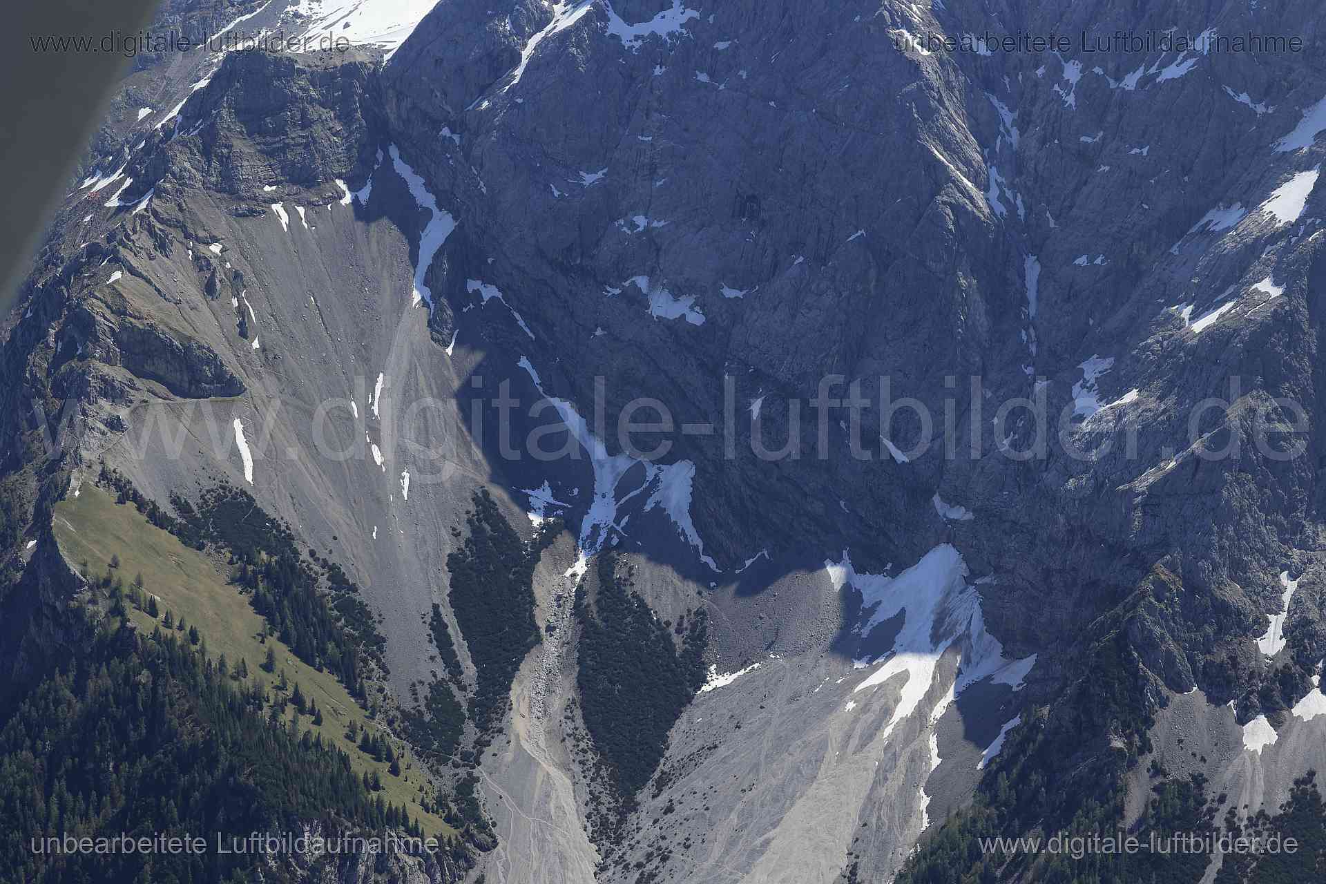 Luftaufnahme Alpen in Garmisch-Partenkirchen | Oberbayern, Bayern