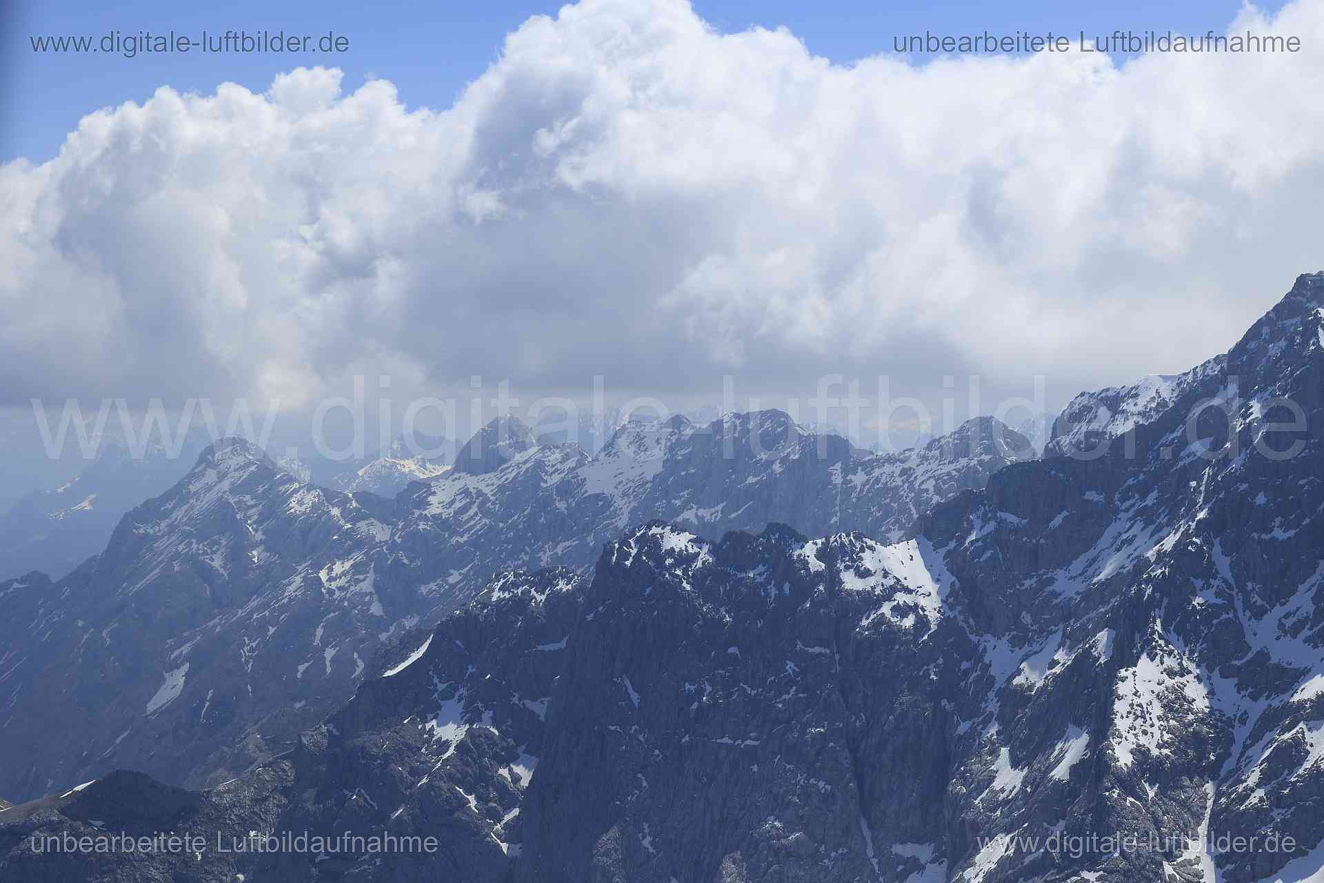 Luftaufnahme Alpen in Garmisch-Partenkirchen | Oberbayern, Bayern