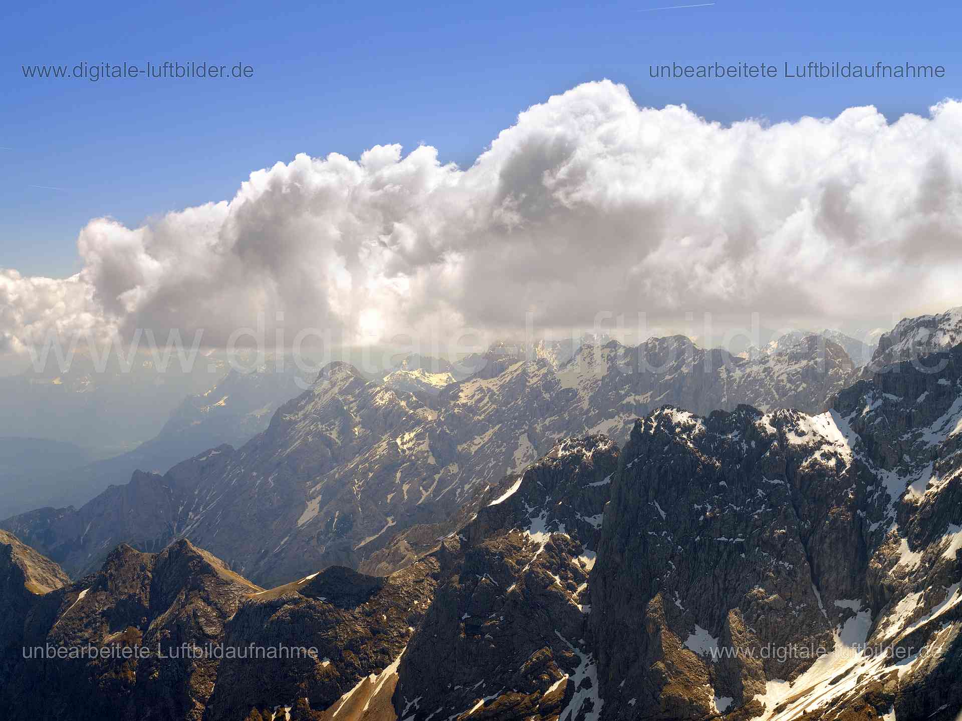 Luftaufnahme Alpen in Garmisch-Partenkirchen | Oberbayern, Bayern