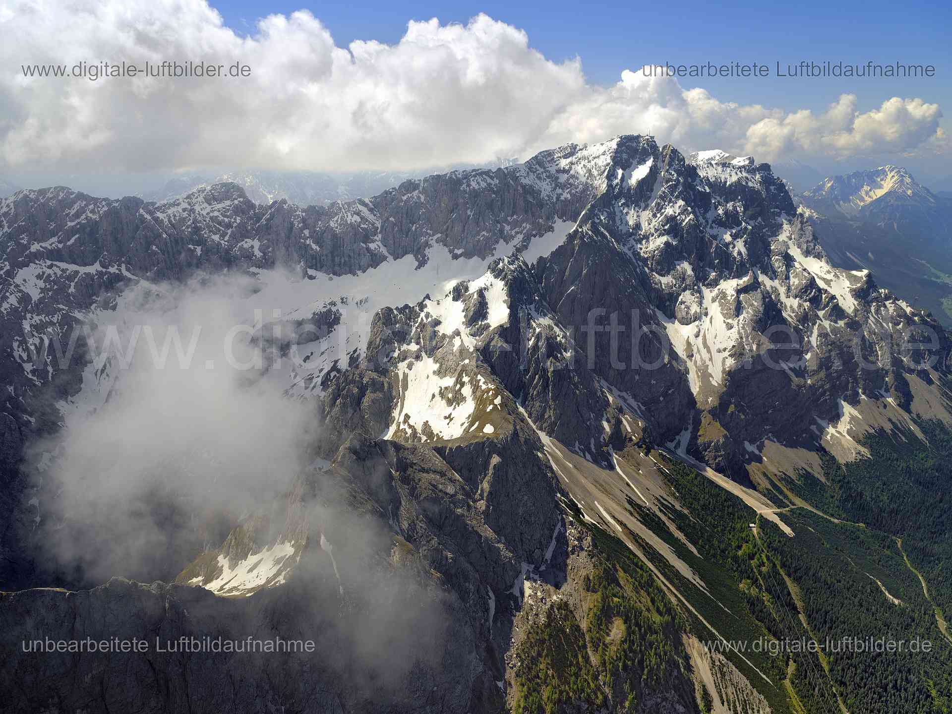 Luftaufnahme Alpen in Garmisch-Partenkirchen | Oberbayern, Bayern