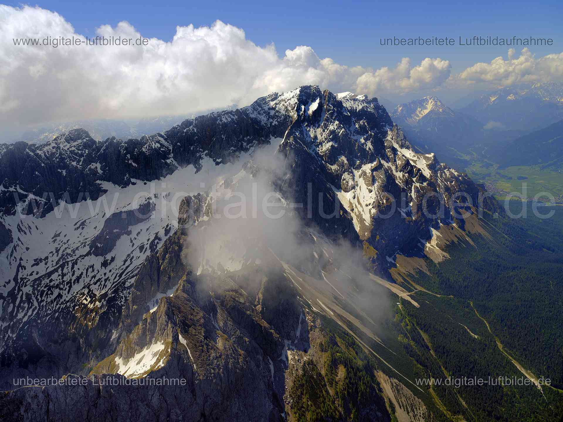 Luftaufnahme Alpen in Garmisch-Partenkirchen | Oberbayern, Bayern