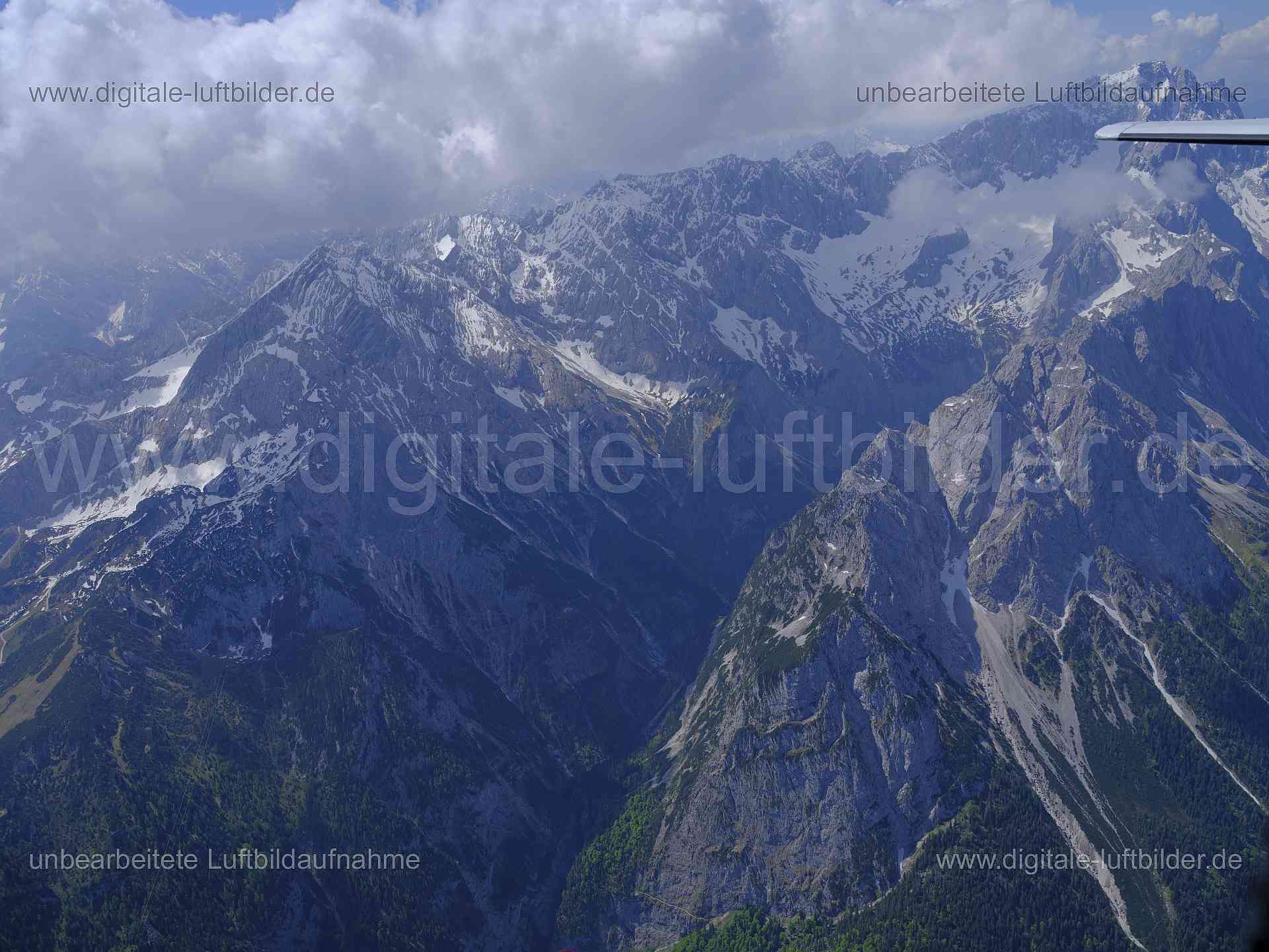 Luftaufnahme Alpen in Garmisch-Partenkirchen | Oberbayern, Bayern