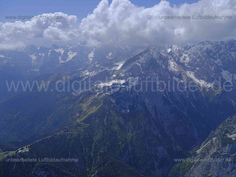 Luftaufnahme Alpen in Garmisch-Partenkirchen | Oberbayern, Bayern