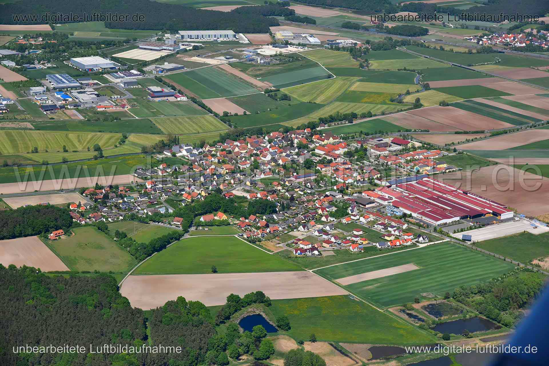 Titel: Gremsdorf, Bildnummer: n265390, Ort / Stadt: Gremsdorf, (Land)Kreis: Landkreis Erlangen-Höchstadt, Regierungsbezirk: Mittelfranken, Bundesland: Bayern, Aufnahmedatum: 06.05.2018, Schlagwörter: Luftbild, Luftbilder, Luftbildfotografie, Luftaufnahme, Luftbildaufnahme, Luftfoto, Vogelperspektive, Vogelansicht, Deutschland, Schräg- und Senkrecht-Luftaufnahmen, Orthofotografie, Gremsdorf, Monat: Mai, Jahreszeit: Sommer, Tageszeit: Mittag / Nachmittag, Jahr: 2018, Flug ID: 20180506, Bildstatus: