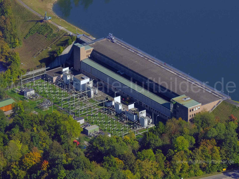 Titel: Umspannwerk Happurg, Bildnummer: f453491, Ort / Stadt: Happurg, (Land)Kreis: Landkreis Nürnberger Land, Regierungsbezirk: Mittelfranken, Bundesland: Bayern, Aufnahmedatum: 10.10.2021, Schlagwörter: Luftbild, Luftbilder, Luftbildfotografie, Luftaufnahme, Luftbildaufnahme, Luftfoto, Luftbildarchiv, Luftbildsuche, Vogelperspektive, Vogelansicht, Deutschland, aaa, See, Stausee, Gewässer, Happurger Stausee, Umspannwerk, Stromgewinnung, Energiegewinnung, Energie, Monat: Oktober, Jahreszeit: Her