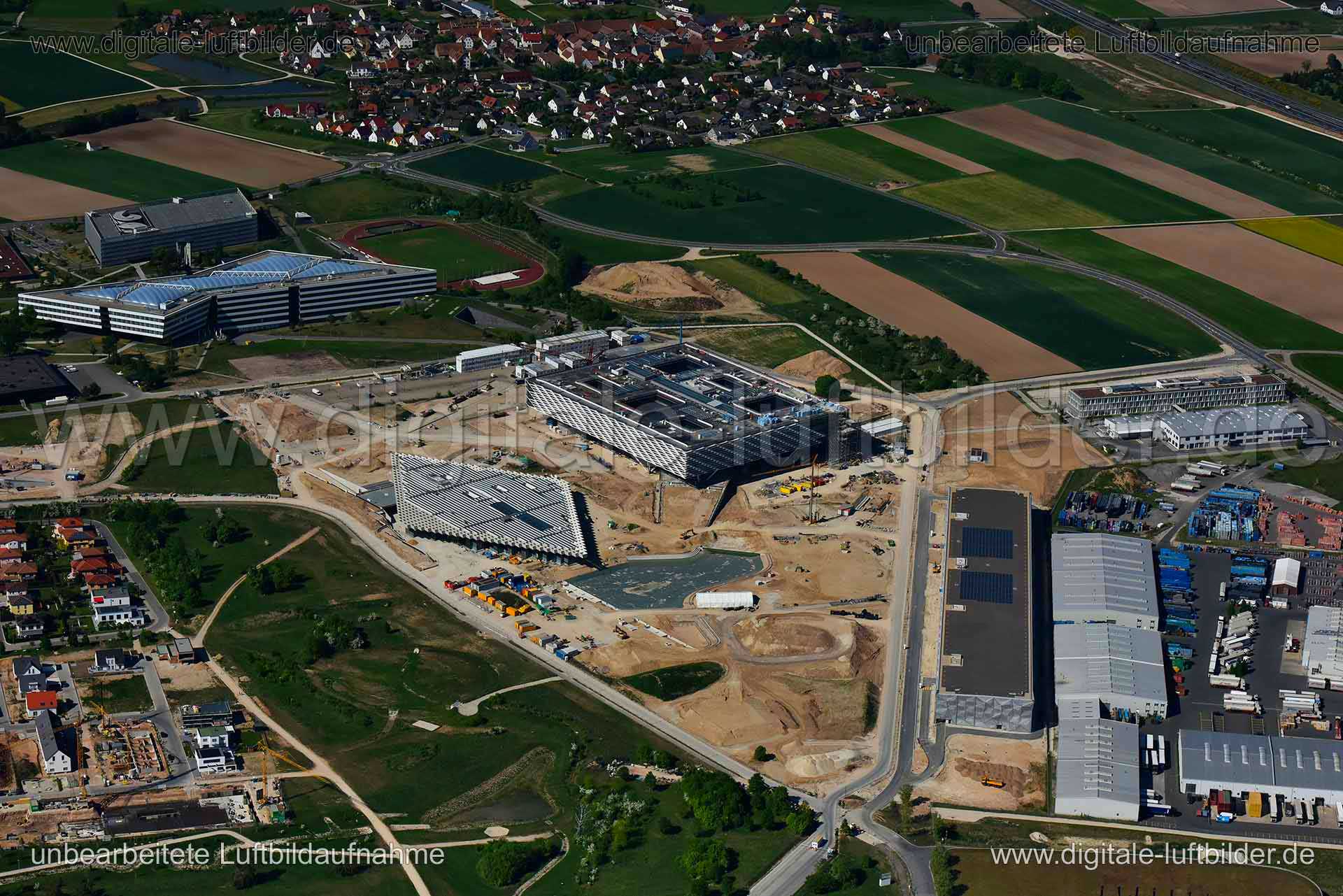 Titel: Adidas Headquarters, Bildnummer: n268900, Ort / Stadt: Herzogenaurach, (Land)Kreis: Landkreis Erlangen-Höchstadt, Regierungsbezirk: Mittelfranken, Bundesland: Bayern, Aufnahmedatum: 06.05.2018, Schlagwörter: Luftbild, Luftbilder, Luftbildfotografie, Luftaufnahme, Luftbildaufnahme, Luftfoto, Vogelperspektive, Vogelansicht, Deutschland, Schräg- und Senkrecht-Luftaufnahmen, Orthofotografie, World of Sports, Adidas Headquarters, Herzo Base, Baustelle, Großbaustelle, Gewerbeflächen & Gewerbeim