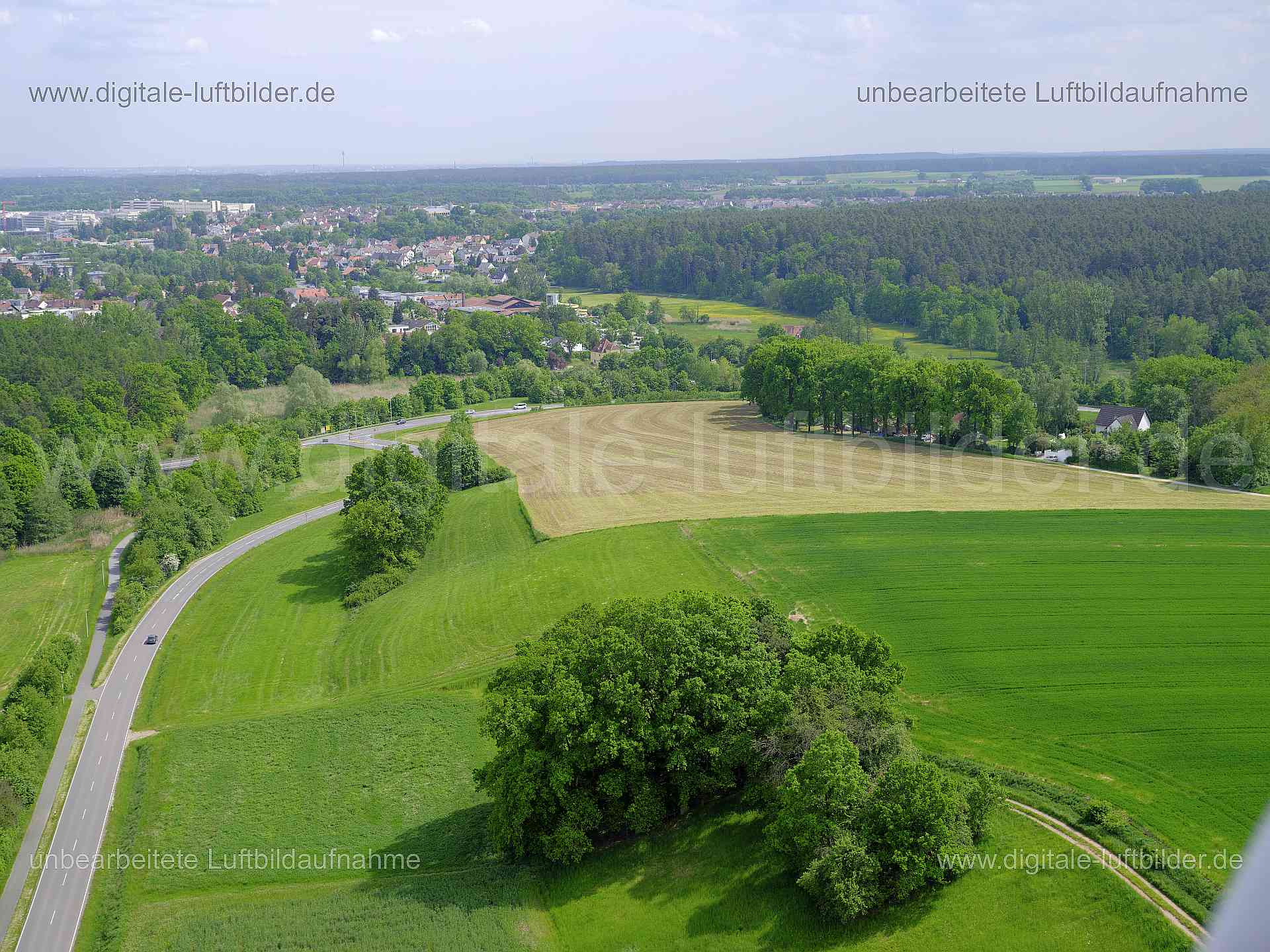 Luftbild - Herzogenaurach, Ort: Herzogenaurach, Tags: Herzogenaurach, Panorama, Himmel. Horzizont, Landeanflug, Wiese, ...