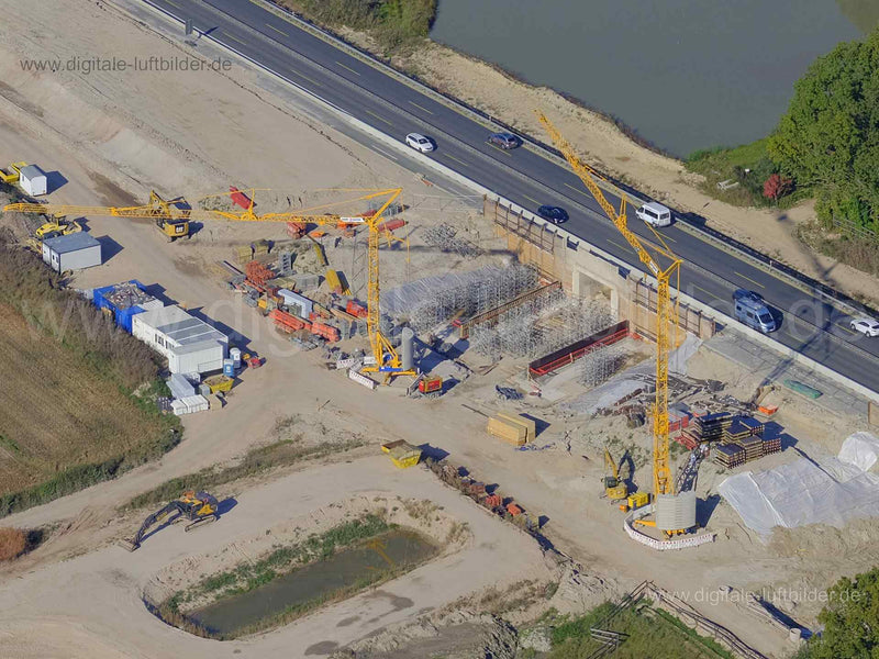 Titel: Autobahnbaustelle bei Heßdorf, Bildnummer: f456791, Ort / Stadt: Heßdorf, (Land)Kreis: Landkreis Erlangen-Höchstadt, Regierungsbezirk: Mittelfranken, Bundesland: Bayern, Aufnahmedatum: 10.10.2021, Schlagwörter: Luftbild, Luftbilder, Luftbildfotografie, Luftaufnahme, Luftbildaufnahme, Luftfoto, Luftbildarchiv, Luftbildsuche, Vogelperspektive, Vogelansicht, Deutschland, aaa, Heßdorf, Autobahn, Autobahn A3, BAB 3, Baustelle, Großbaustelle, Kran, Kräne, Unterführung, Baustellenfahrzeuge, Mona