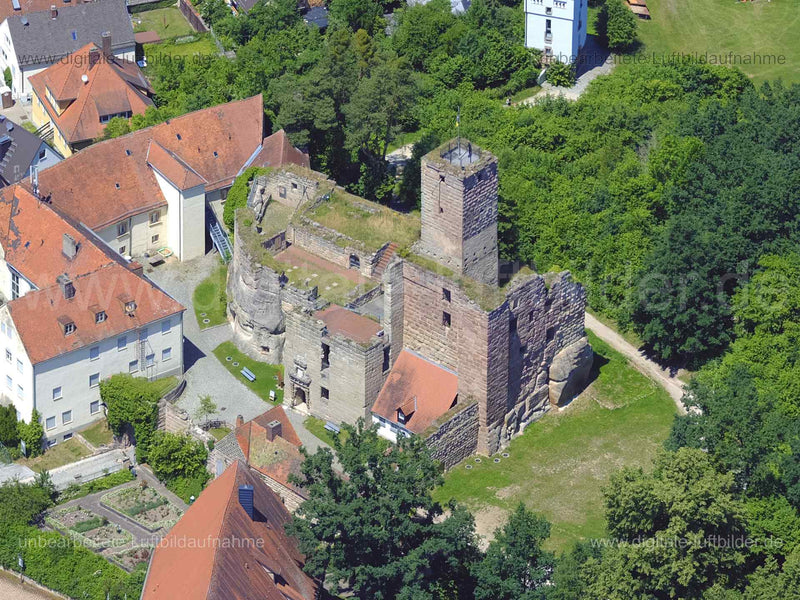 Titel: Burgruine Hilpoltstein, Bildnummer: f484161, Ort / Stadt: Hilpoltstein, (Land)Kreis: Landkreis Hilpolstein, Regierungsbezirk: Mittelfranken, Bundesland: Bayern, Aufnahmedatum: 14.06.2022, Schlagwörter: Luftbild, Luftbilder, Luftbildfotografie, Luftaufnahme, Luftbildaufnahme, Luftfoto, Luftbildarchiv, Luftbildsuche, Vogelperspektive, Vogelansicht, Deutschland, , Burgruine Hilpoltstein, Runie, Burgen & Schlösser, Mittelalter, Monat: Juni, Jahreszeit: Sommer, Tageszeit: Vormittag / Mittag, J