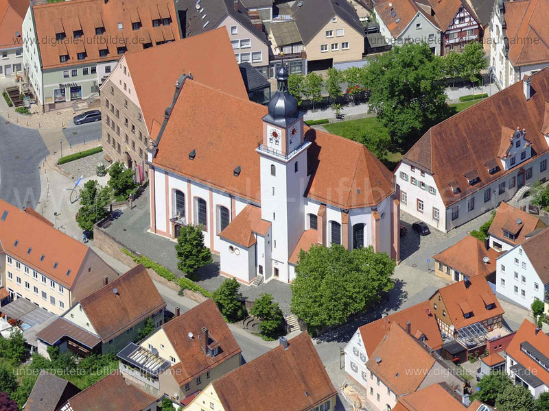 Titel: Kirche Hilpoltstein, Bildnummer: f484162, Ort / Stadt: Hilpoltstein, (Land)Kreis: Landkreis Hilpolstein, Regierungsbezirk: Mittelfranken, Bundesland: Bayern, Aufnahmedatum: 14.06.2022, Schlagwörter: Luftbild, Luftbilder, Luftbildfotografie, Luftaufnahme, Luftbildaufnahme, Luftfoto, Luftbildarchiv, Luftbildsuche, Vogelperspektive, Vogelansicht, Deutschland, , Stadtpfarrkirche Johannes der Taufer, Kirche, Kirchenstraße, Pflaz Neuburgische Residenz, Maria-Dorothea-Straße, Monat: Juni, Jahres