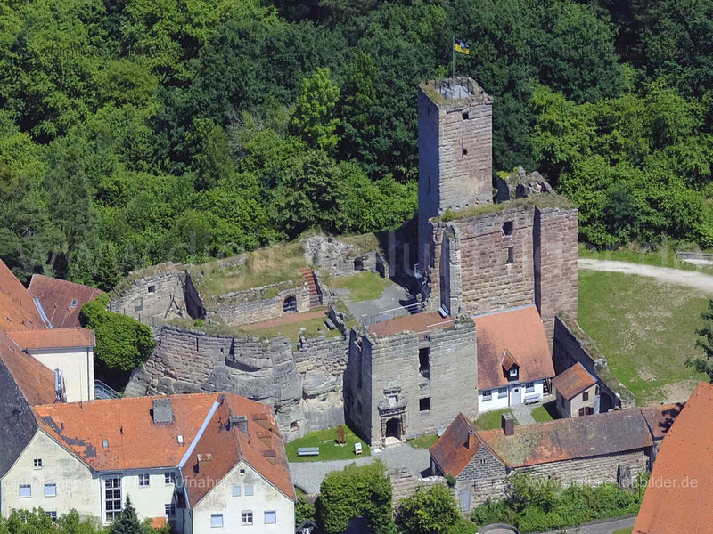 Titel: Kirche Hilpoltstein, Bildnummer: f484201, Ort / Stadt: Hilpoltstein, (Land)Kreis: Landkreis Hilpolstein, Regierungsbezirk: Mittelfranken, Bundesland: Bayern, Aufnahmedatum: 14.06.2022, Schlagwörter: Luftbild, Luftbilder, Luftbildfotografie, Luftaufnahme, Luftbildaufnahme, Luftfoto, Luftbildarchiv, Luftbildsuche, Vogelperspektive, Vogelansicht, Deutschland, , Stadtpfarrkirche Johannes der Taufer, Kirche, Kirchenstraße, Pflaz Neuburgische Residenz, Maria-Dorothea-Straße, Monat: Juni, Jahres