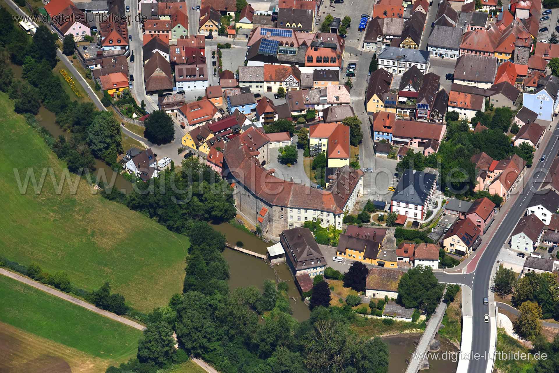 Titel: Höchstadt an der Aisch, Bildnummer: n270350, Ort / Stadt: Höchstadt an der Aisch, (Land)Kreis: Landkreis Erlangen-Höchstadt, Regierungsbezirk: Mittelfranken, Bundesland: Bayern, Aufnahmedatum: 30.06.2018, Schlagwörter: Luftbild, Luftbilder, Luftbildfotografie, Luftaufnahme, Luftbildaufnahme, Luftfoto, Vogelperspektive, Vogelansicht, Deutschland, Schräg- und Senkrecht-Luftaufnahmen, Orthofotografie, 91315, An der Stadtmühle, Aisch, Schranne, Marktbrunnenstraße, Glockengasse, Höchstadt an d