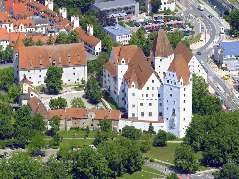 Titel: Neues Schloss, Bildnummer: f483332, Ort / Stadt: Ingolstadt, (Land)Kreis: kreisfreie Stadt Ingolstadt, Regierungsbezirk: Oberbayern, Bundesland: Bayern, Aufnahmedatum: 14.06.2022, Schlagwörter: Luftbild, Luftbilder, Luftbildfotografie, Luftaufnahme, Luftbildaufnahme, Luftfoto, Luftbildarchiv, Luftbildsuche, Vogelperspektive, Vogelansicht, Deutschland, , Neues Schloss, Bayerisches Armeemuseum, Burgen & Schlösser, Schloss, Monat: Juni, Jahreszeit: Sommer, Tageszeit: Vormittag / Mittag, Jahr