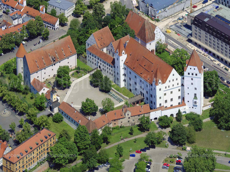 Titel: Neues Schloss, Bildnummer: f483791, Ort / Stadt: Ingolstadt, (Land)Kreis: kreisfreie Stadt Ingolstadt, Regierungsbezirk: Oberbayern, Bundesland: Bayern, Aufnahmedatum: 14.06.2022, Schlagwörter: Luftbild, Luftbilder, Luftbildfotografie, Luftaufnahme, Luftbildaufnahme, Luftfoto, Luftbildarchiv, Luftbildsuche, Vogelperspektive, Vogelansicht, Deutschland, , Neues Schloss, Burgen, & Schlösser, Bayerisches Armeemuseum, Roßmühlstraße, Paradeplatz, Monat: Juni, Jahreszeit: Sommer, Tageszeit: Vorm