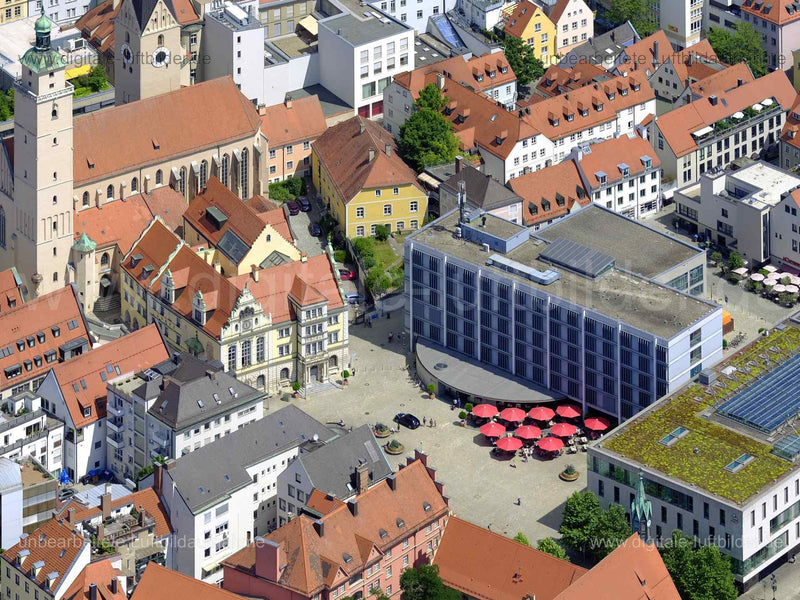 Titel: Rathhausplatz, Bildnummer: f483351, Ort / Stadt: Ingolstadt, (Land)Kreis: kreisfreie Stadt Ingolstadt, Regierungsbezirk: Oberbayern, Bundesland: Bayern, Aufnahmedatum: 14.06.2022, Schlagwörter: Luftbild, Luftbilder, Luftbildfotografie, Luftaufnahme, Luftbildaufnahme, Luftfoto, Luftbildarchiv, Luftbildsuche, Vogelperspektive, Vogelansicht, Deutschland, , Rathausplatz, Pfeifturm, Stadtverwaltung Ingolstadt, Hieronymusgasse, Moritzstraße, Altes Rathaus, Kirche, Kirche St. Moritz, Monat: Juni