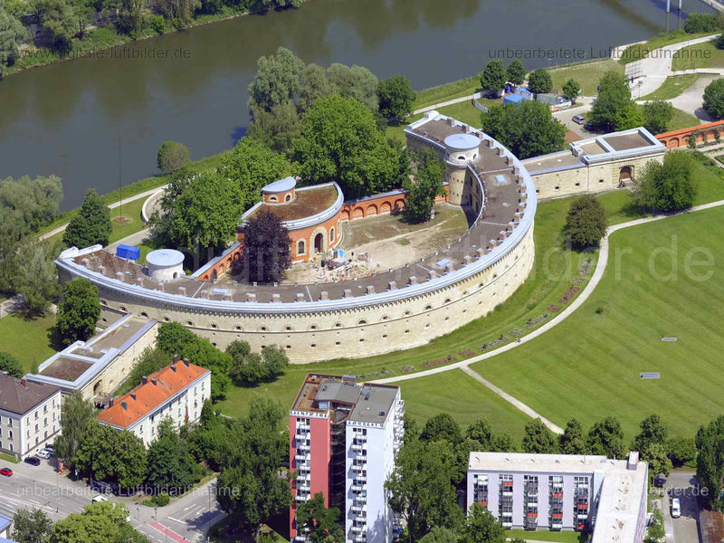 Titel: Reduit Tilly, Bildnummer: f483331, Ort / Stadt: Ingolstadt, (Land)Kreis: kreisfreie Stadt Ingolstadt, Regierungsbezirk: Oberbayern, Bundesland: Bayern, Aufnahmedatum: 14.06.2022, Schlagwörter: Luftbild, Luftbilder, Luftbildfotografie, Luftaufnahme, Luftbildaufnahme, Luftfoto, Luftbildarchiv, Luftbildsuche, Vogelperspektive, Vogelansicht, Deutschland, , Reduit Tilly, Donau, Donausteg, Brückenkopf, Tillywiese, Regimentstraße, Schloßländle, Architektur, Monat: Juni, Jahreszeit: Sommer, Tages