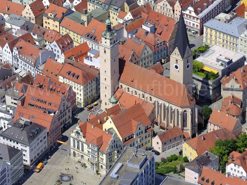 Titel: St. Moritz Kirche, Bildnummer: f483831, Ort / Stadt: Ingolstadt, (Land)Kreis: kreisfreie Stadt Ingolstadt, Regierungsbezirk: Oberbayern, Bundesland: Bayern, Aufnahmedatum: 14.06.2022, Schlagwörter: Luftbild, Luftbilder, Luftbildfotografie, Luftaufnahme, Luftbildaufnahme, Luftfoto, Luftbildarchiv, Luftbildsuche, Vogelperspektive, Vogelansicht, Deutschland, , St. Moritz Kirche, Kirche, Altes Rathaus, Rathausplatz, Am Viktualienmarkt, Monat: Juni, Jahreszeit: Sommer, Tageszeit: Vormittag / M