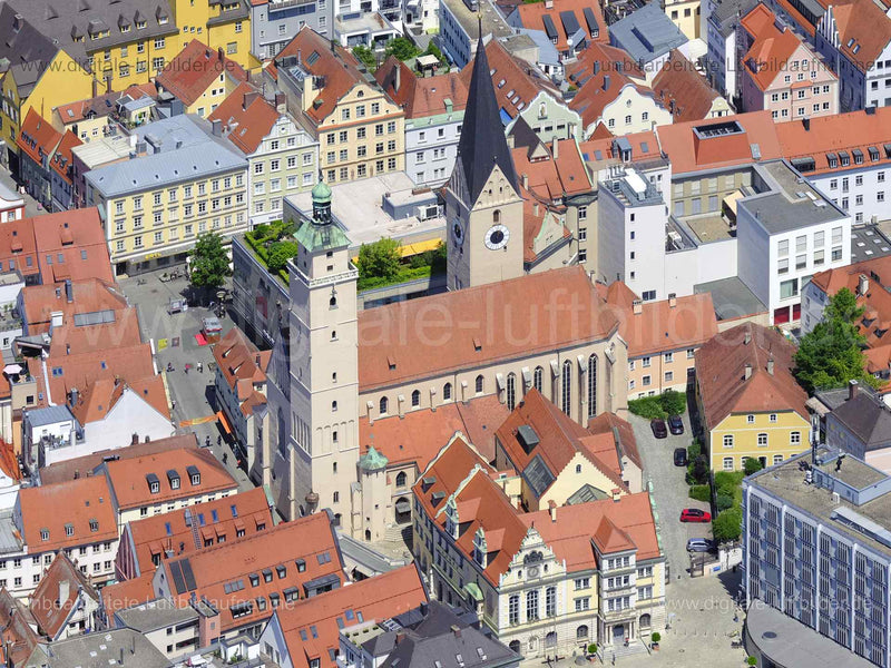 Titel: St. Moritz Kirche, Bildnummer: f483861, Ort / Stadt: Ingolstadt, (Land)Kreis: kreisfreie Stadt Ingolstadt, Regierungsbezirk: Oberbayern, Bundesland: Bayern, Aufnahmedatum: 14.06.2022, Schlagwörter: Luftbild, Luftbilder, Luftbildfotografie, Luftaufnahme, Luftbildaufnahme, Luftfoto, Luftbildarchiv, Luftbildsuche, Vogelperspektive, Vogelansicht, Deutschland, , St. Moritz Kirche, Kirche, Altes Rathaus, Rathausplatz, Am Viktualienmarkt, Monat: Juni, Jahreszeit: Sommer, Tageszeit: Vormittag / M