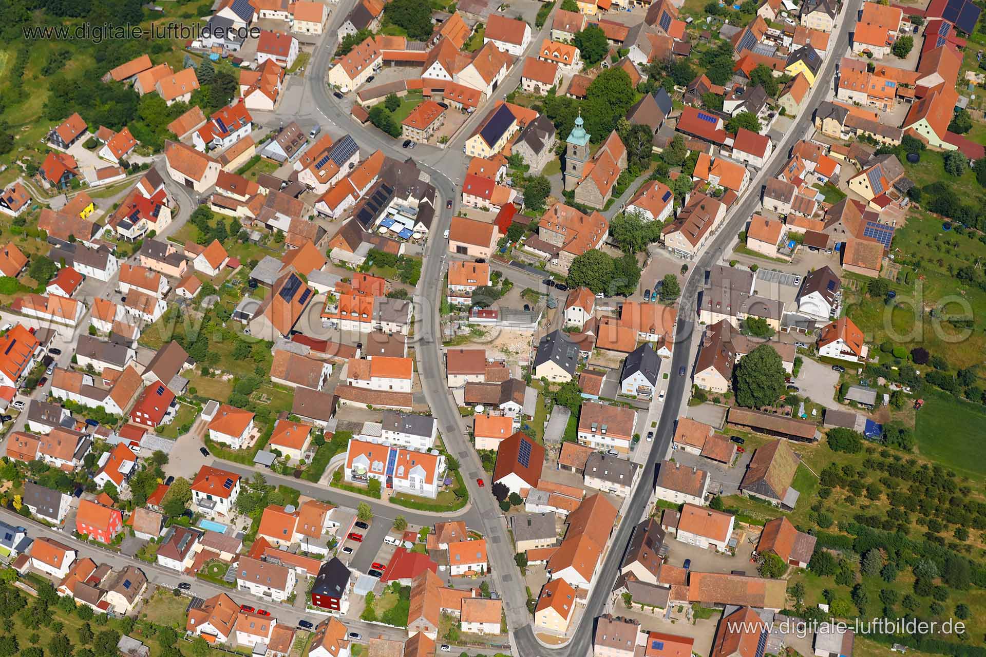 Titel: Kalchreuth, Bildnummer: c314520, Ort / Stadt: Kalchreuth, (Land)Kreis: Landkreis Erlangen-Höchstadt, Regierungsbezirk: Mittelfranken, Bundesland: Bayern, Aufnahmedatum: 26.06.2019, Schlagwörter: Luftbild, Luftbilder, Luftbildfotografie, Luftaufnahme, Luftbildaufnahme, Luftfoto, Vogelperspektive, Vogelansicht, Deutschland, Schräg- und Senkrecht-Luftaufnahmen, Orthofotografie, 90562, Dorfplatz, Erlanger Straße, Schloßplatz, Kalchreuth, Monat: Juni, Jahreszeit: Sommer, Tageszeit: Mittag / Na