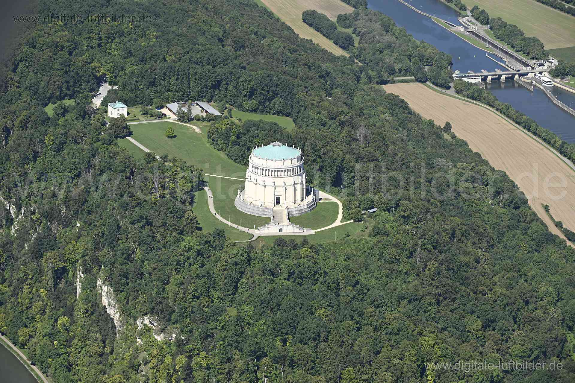 Luftaufnahme Befreiungshallte Kelheim in Kelheim | Niederbayern, Bayern