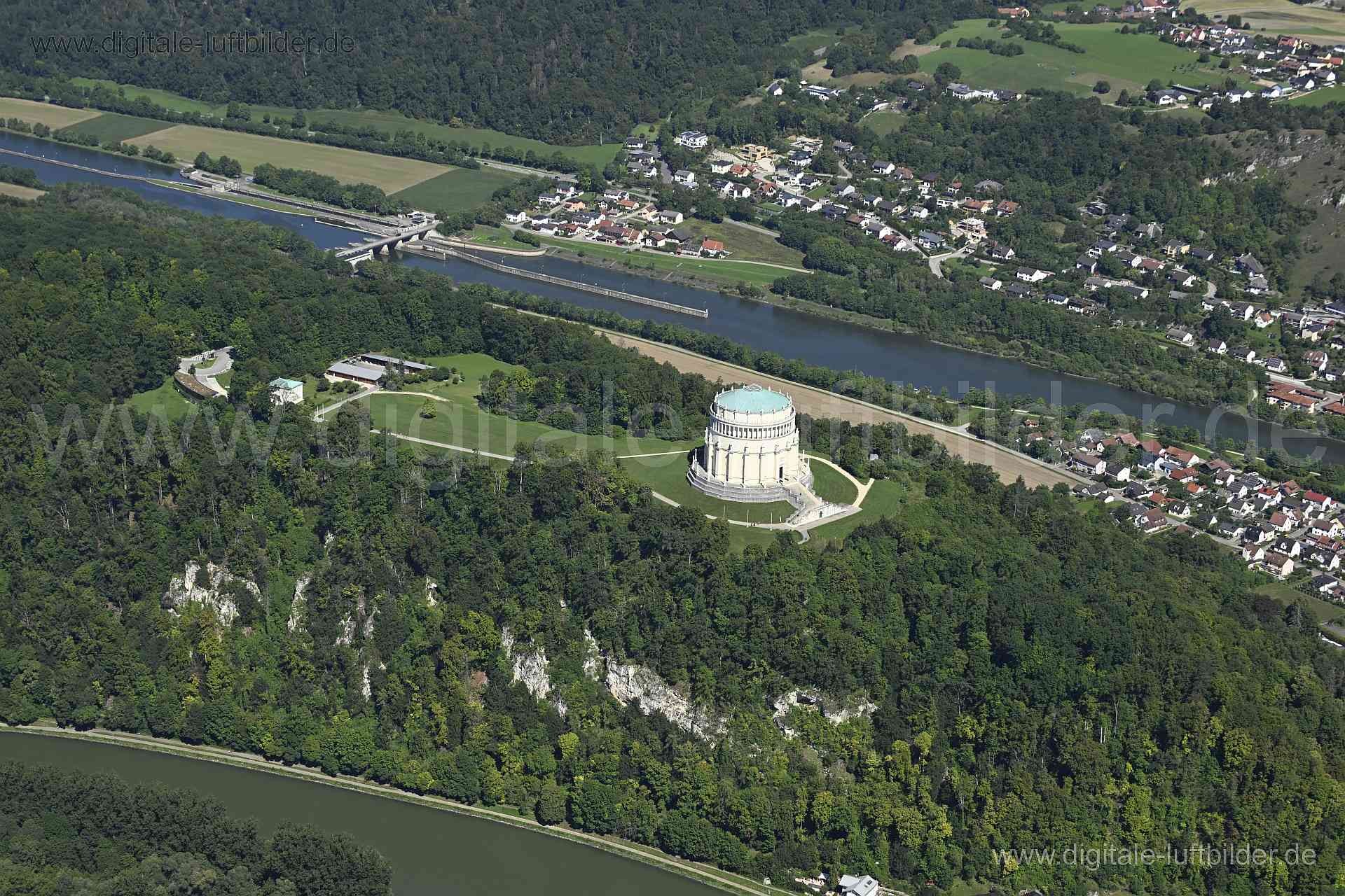 Luftaufnahme Befreiungshallte Kelheim, Michlsberg in Kelheim | Niederbayern, Bayern