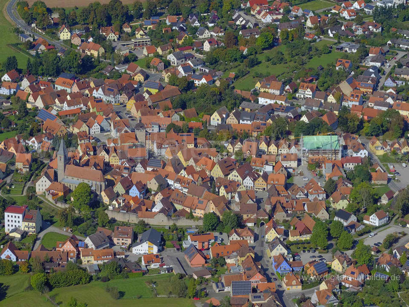 Titel: Leutershausen, Bildnummer: f450331, Ort / Stadt: Leutershausen, (Land)Kreis: Landkreis Ansbach, Regierungsbezirk: Mittelfranken, Bundesland: Bayern, Aufnahmedatum: 10.10.2021, Schlagwörter: Luftbild, Luftbilder, Luftbildfotografie, Luftaufnahme, Luftbildaufnahme, Luftfoto, Luftbildarchiv, Luftbildsuche, Vogelperspektive, Vogelansicht, Deutschland, aaa, Stadtkern, Stadtbauer, Burgmauer, Kirche, Monat: Oktober, Jahreszeit: Herbst, Tageszeit: Nachmittag, Jahr: 2021, Flug ID: 20211010, Bildst