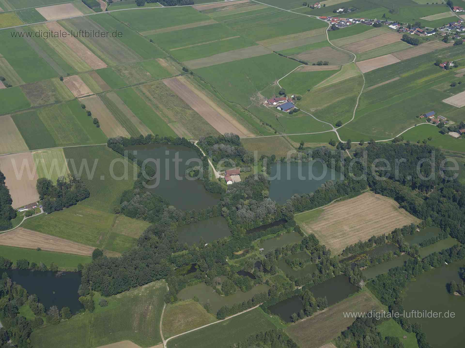 Titel: Breitenrain, Bildnummer: f521740, Ort / Stadt: Mariaposching, (Land)Kreis: Landkreis Straubing-Bogen, Regierungsbezirk: Niederbayern, Bundesland: Bayern, Aufnahmedatum: 20.08.2023, Schlagwörter: Deutschland, , Breitenrain, Haberswöhr, See, Weiher, Teich, Monat: August, Jahreszeit: Sommer, Tageszeit: Vormittag / Mittag, Jahr: 2023, Flug ID: 20230820, Bildstatus: unbearbeitetes Rohbild, Bildabmessung: 8256 x 5504 Pixel, Fotograf & Copyright: Oliver Acker