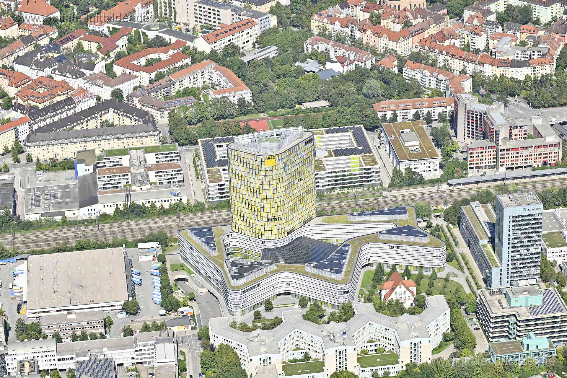 Titel: ADAC München, Bildnummer: n514060, Ort / Stadt: München, (Land)Kreis: kreisfreie Stadt München, Regierungsbezirk: Oberbayern, Bundesland: Bayern, Aufnahmedatum: 11.08.2023, Schlagwörter: Deutschland, , ADAC München, Architektur, Hochhaus, Glasfassade, bunt, Sendlinger-Tor-Platz, Allgemeiner Deutscher Automobil-Club e. V., Monat: August, Jahreszeit: Sommer, Tageszeit: Vormittag / Mittag, Jahr: 2023, Flug ID: 20230811, Bildstatus: unbearbeitetes Rohbild, Bildabmessung: 8256 x 5504 Pixel, Fo