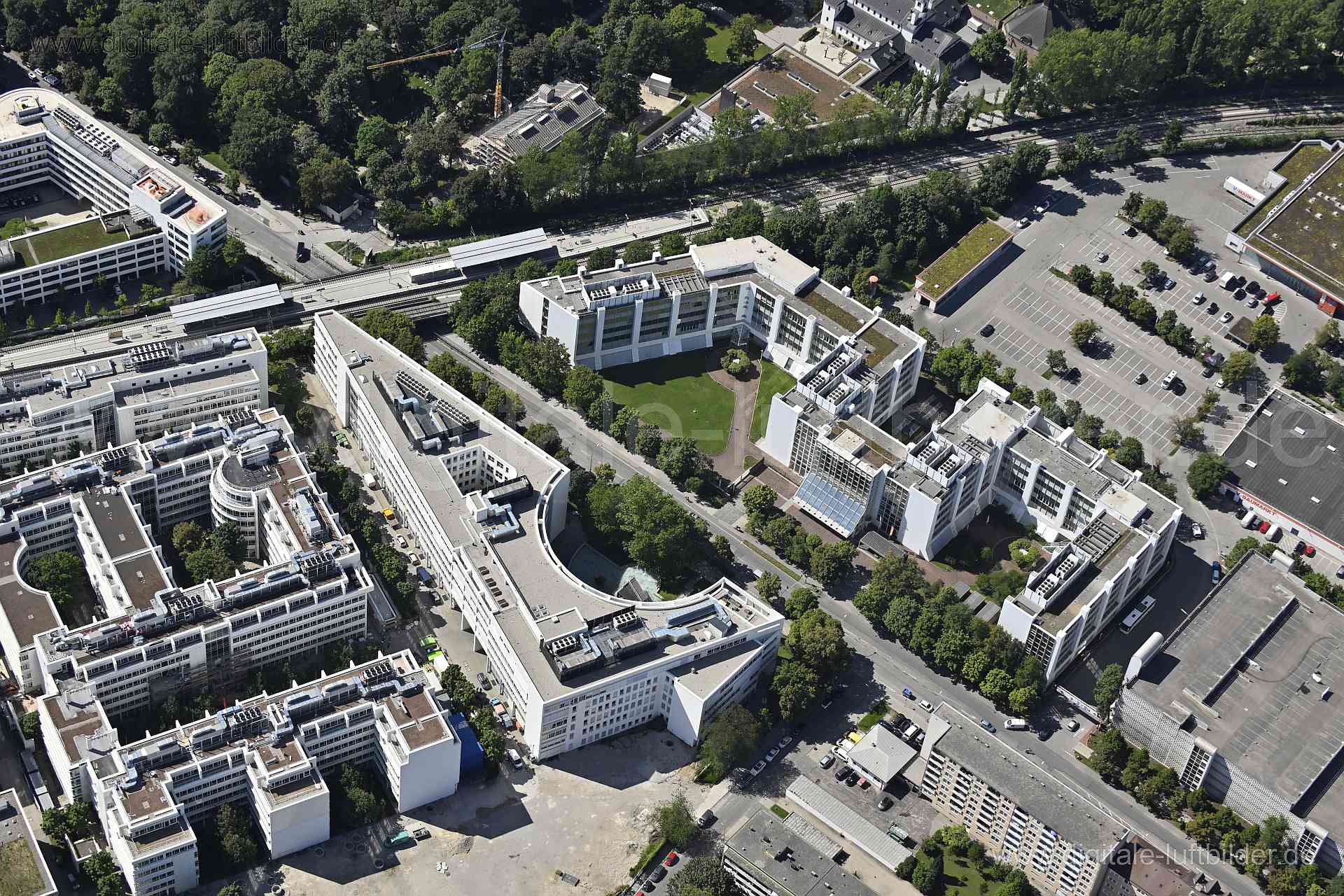 Titel: Campus Justiz München, Bildnummer: n513870, Ort / Stadt: München, (Land)Kreis: kreisfreie Stadt München, Regierungsbezirk: Oberbayern, Bundesland: Bayern, Aufnahmedatum: 11.08.2023, Schlagwörter: Deutschland, , Campus Justiz München, Landesamt, Monat: August, Jahreszeit: Sommer, Tageszeit: Vormittag / Mittag, Jahr: 2023, Flug ID: 20230811, Bildstatus: unbearbeitetes Rohbild, Bildabmessung: 8256 x 5504 Pixel, Fotograf & Copyright: Oliver Acker