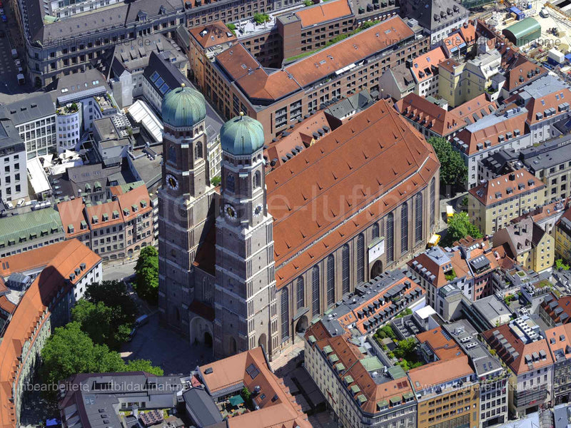 Titel: Frauenkirche München, Bildnummer: f482611, Ort / Stadt: München, (Land)Kreis: kreisfreie Stadt München, Regierungsbezirk: Oberbayern, Bundesland: Bayern, Aufnahmedatum: 14.06.2022, Schlagwörter: Luftbild, Luftbilder, Luftbildfotografie, Luftaufnahme, Luftbildaufnahme, Luftfoto, Luftbildarchiv, Luftbildsuche, Vogelperspektive, Vogelansicht, Deutschland, , Frauenkirche, Kirche, Marienplatz, Kaufingerstraße, Weinstraße, Schäfflerstraße, Altstadt, Frauenplatz, Monat: Juni, Jahreszeit: Sommer,