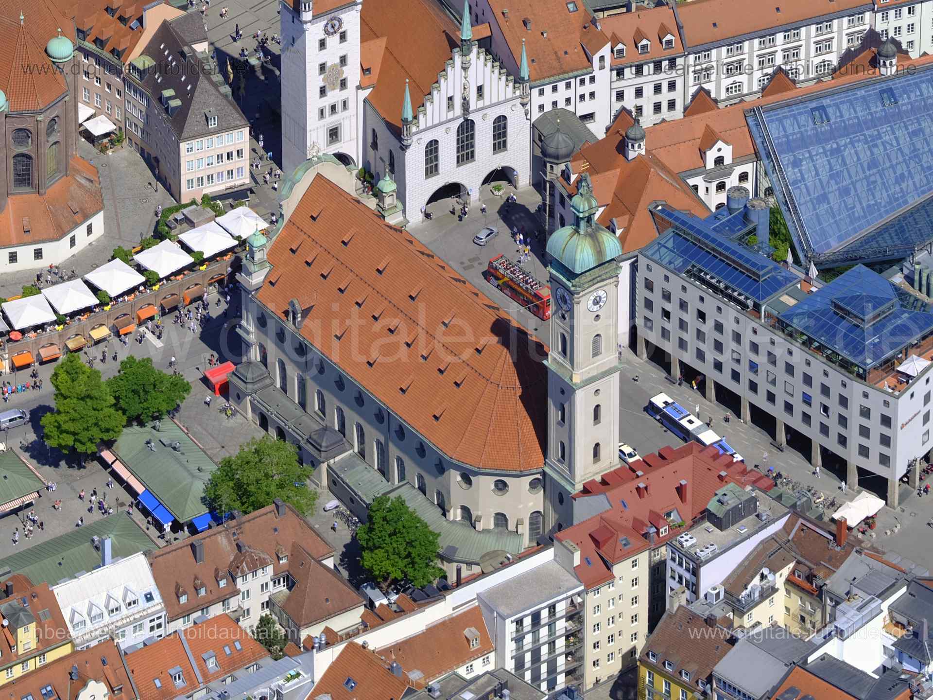 Titel: Heilig-Geist-Kirche, Bildnummer: f482704, Ort / Stadt: München, (Land)Kreis: kreisfreie Stadt München, Regierungsbezirk: Oberbayern, Bundesland: Bayern, Aufnahmedatum: 14.06.2022, Schlagwörter: Luftbild, Luftbilder, Luftbildfotografie, Luftaufnahme, Luftbildaufnahme, Luftfoto, Luftbildarchiv, Luftbildsuche, Vogelperspektive, Vogelansicht, Deutschland, , Heilig-Geist-Kirche, Kirche, Präität-Miller-Weg, Heiliggeiststraße, Viktualienmarkt, Monat: Juni, Jahreszeit: Sommer, Tageszeit: Vormitta