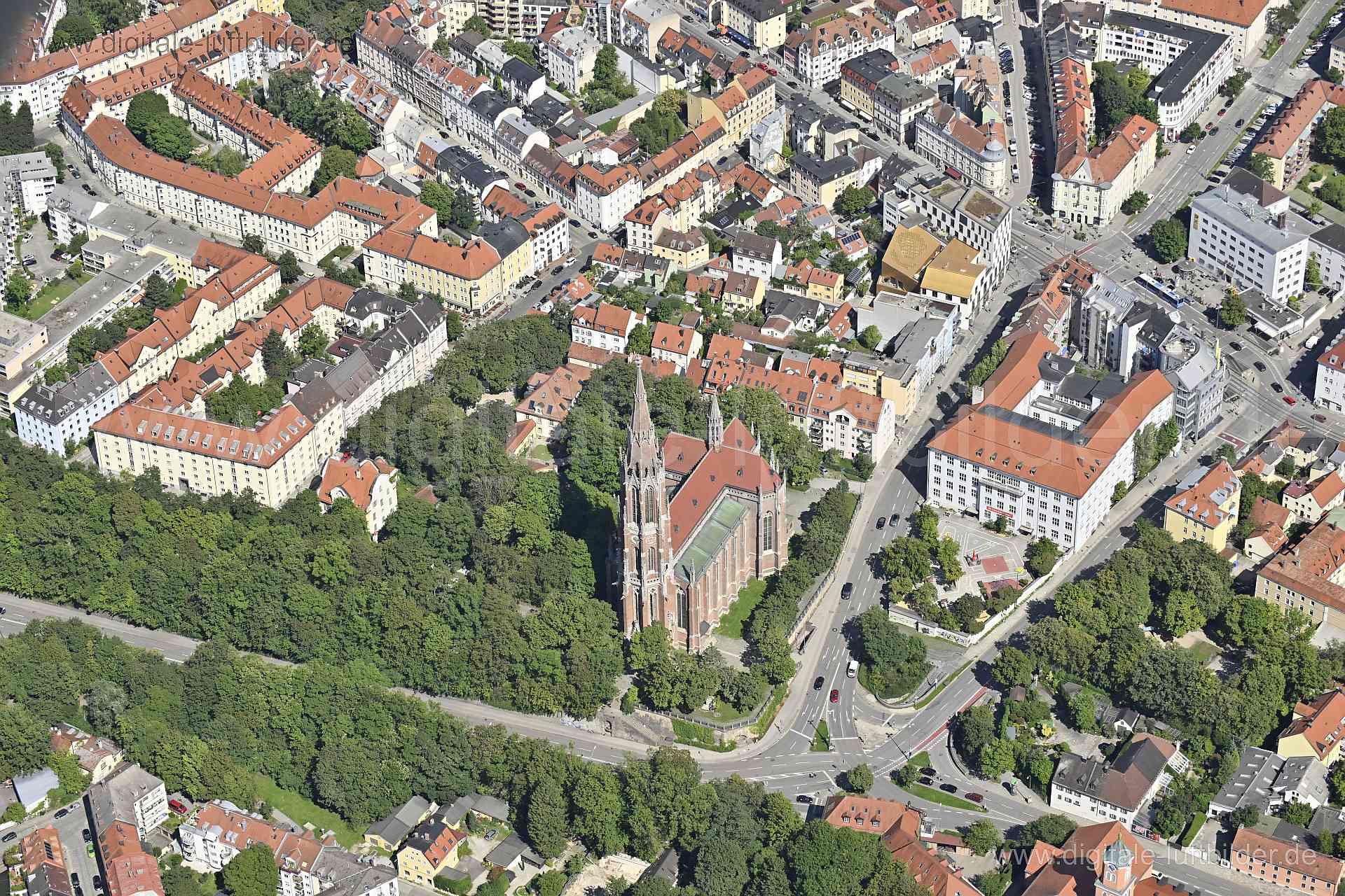 Luftaufnahme Heilig Kreuz Kirche München in München | Oberbayern, Bayern