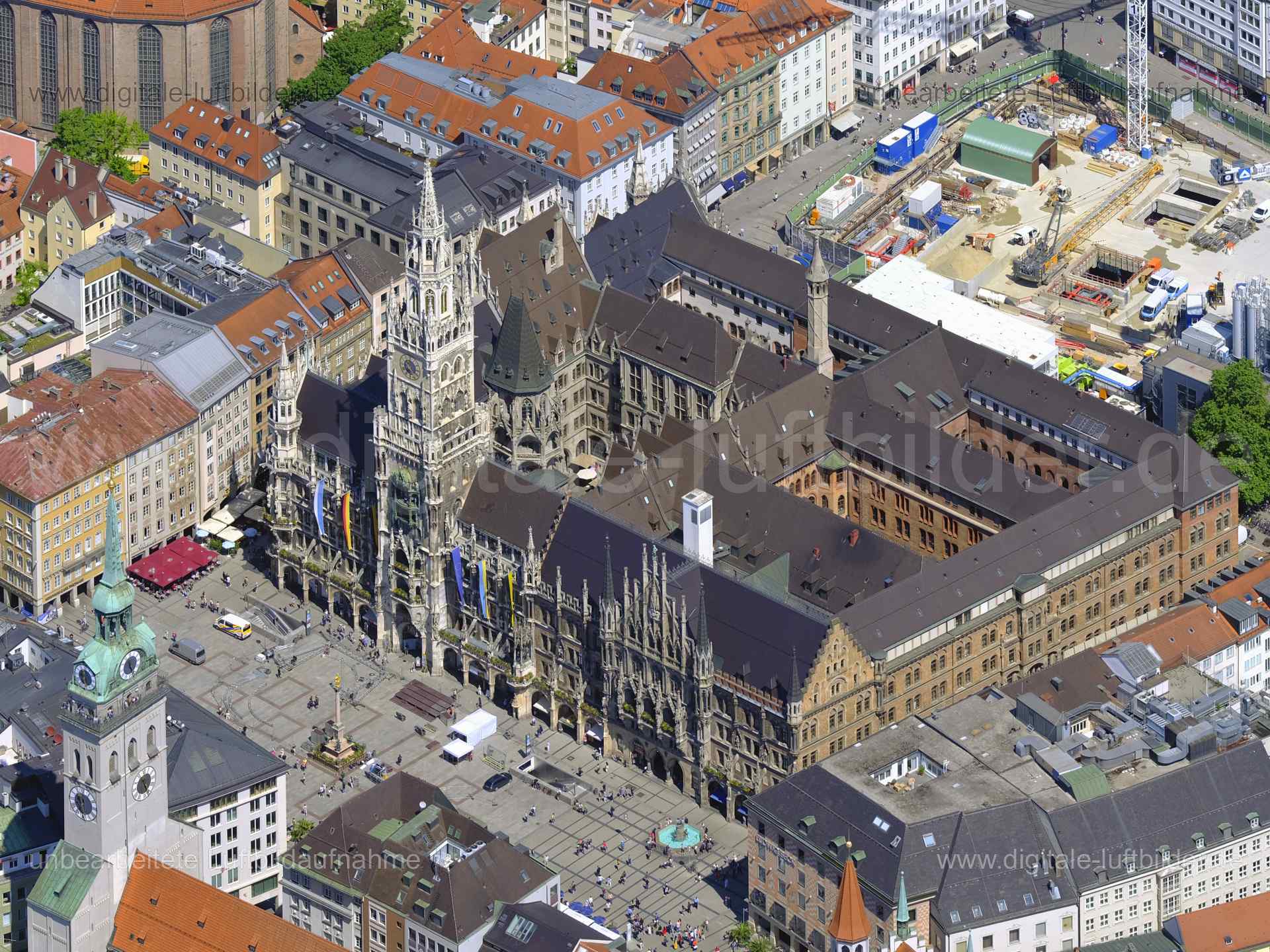Titel: Marienplatz München, Bildnummer: f482701, Ort / Stadt: München, (Land)Kreis: kreisfreie Stadt München, Regierungsbezirk: Oberbayern, Bundesland: Bayern, Aufnahmedatum: 14.06.2022, Schlagwörter: Luftbild, Luftbilder, Luftbildfotografie, Luftaufnahme, Luftbildaufnahme, Luftfoto, Luftbildarchiv, Luftbildsuche, Vogelperspektive, Vogelansicht, Deutschland, , Marienplatz, Prunkhof, Dienerstraße, Rathaus, Burgen & Schlösser, Monat: Juni, Jahreszeit: Sommer, Tageszeit: Vormittag / Mittag, Jahr: 2
