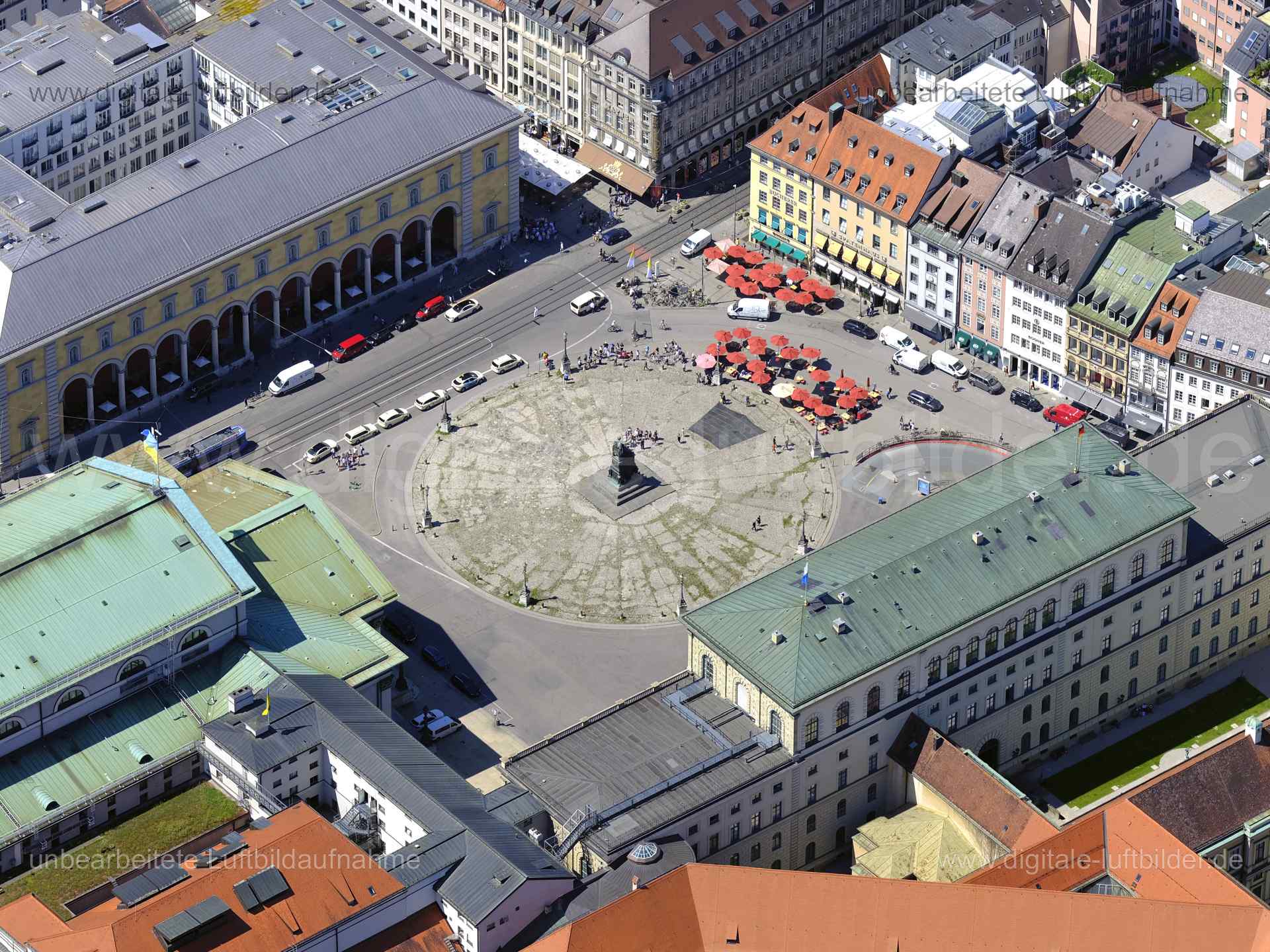 Titel: Max-Joseph-Platz, Bildnummer: f482641, Ort / Stadt: München, (Land)Kreis: kreisfreie Stadt München, Regierungsbezirk: Oberbayern, Bundesland: Bayern, Aufnahmedatum: 14.06.2022, Schlagwörter: Luftbild, Luftbilder, Luftbildfotografie, Luftaufnahme, Luftbildaufnahme, Luftfoto, Luftbildarchiv, Luftbildsuche, Vogelperspektive, Vogelansicht, Deutschland, , Max-Joseph-Plat, Residenzstraße, Monat: Juni, Jahreszeit: Sommer, Tageszeit: Vormittag / Mittag, Jahr: 2022, Flug ID: 20220614, Bildstatus: