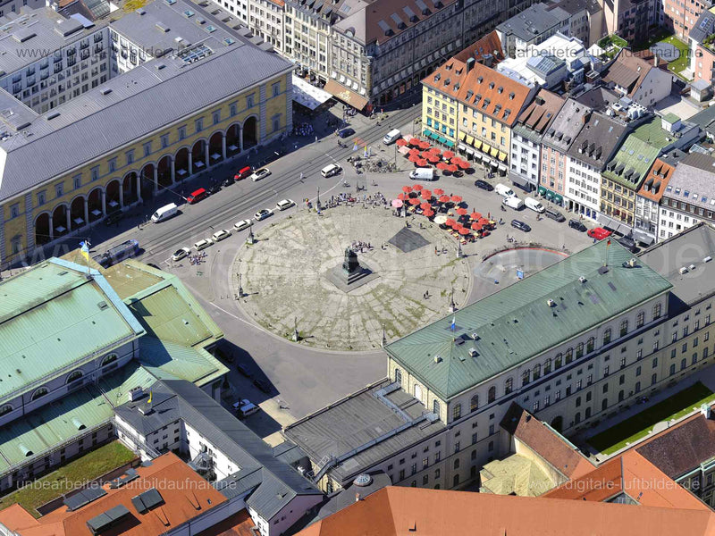 Titel: Max-Joseph-Platz, Bildnummer: f482641, Ort / Stadt: München, (Land)Kreis: kreisfreie Stadt München, Regierungsbezirk: Oberbayern, Bundesland: Bayern, Aufnahmedatum: 14.06.2022, Schlagwörter: Luftbild, Luftbilder, Luftbildfotografie, Luftaufnahme, Luftbildaufnahme, Luftfoto, Luftbildarchiv, Luftbildsuche, Vogelperspektive, Vogelansicht, Deutschland, , Max-Joseph-Plat, Residenzstraße, Monat: Juni, Jahreszeit: Sommer, Tageszeit: Vormittag / Mittag, Jahr: 2022, Flug ID: 20220614, Bildstatus: