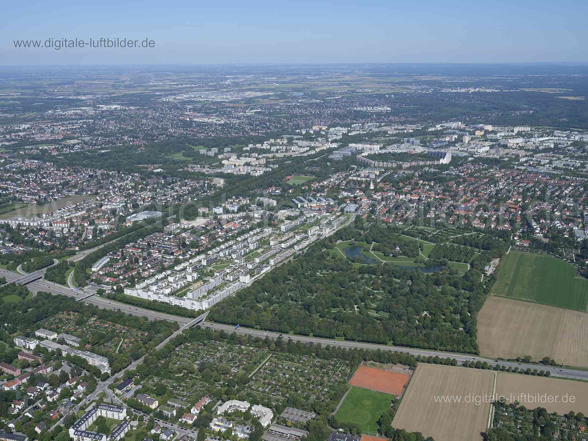 Luftaufnahme Neuer Südfriedhof, Perlach in München | Oberbayern, Bayern