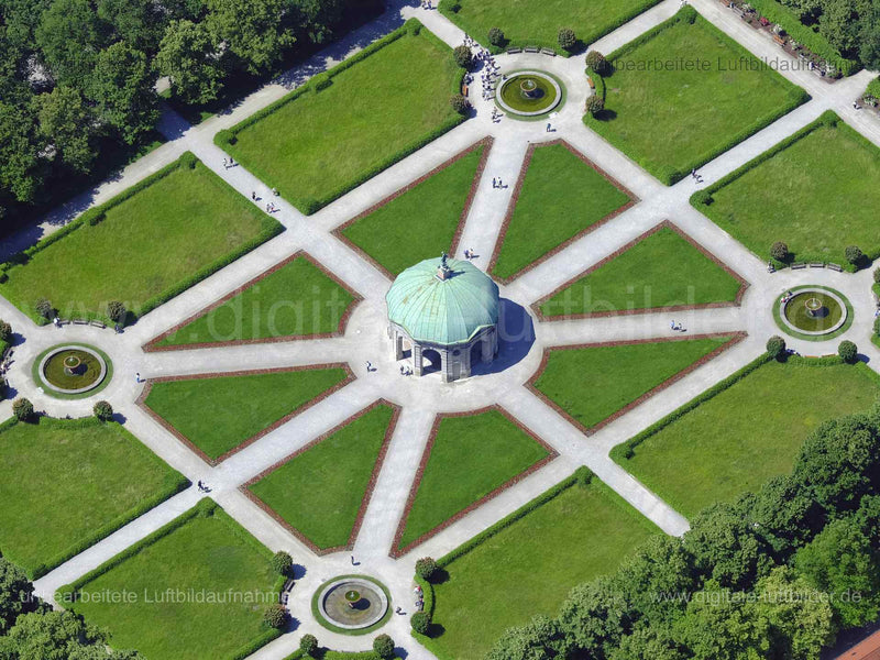 Titel: Odeonsplatz, Hofgarten, Bildnummer: f482441, Ort / Stadt: München, (Land)Kreis: kreisfreie Stadt München, Regierungsbezirk: Oberbayern, Bundesland: Bayern, Aufnahmedatum: 14.06.2022, Schlagwörter: Luftbild, Luftbilder, Luftbildfotografie, Luftaufnahme, Luftbildaufnahme, Luftfoto, Luftbildarchiv, Luftbildsuche, Vogelperspektive, Vogelansicht, Deutschland, , Odeonsplatz, Dianatempel, Hofgarten, Schlossgarten, Barockgarten, Herkulessaal, Bayerische Staatskanzlei, Monat: Juni, Jahreszeit: Som