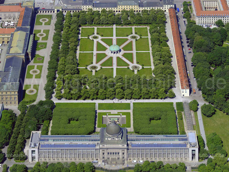 Titel: Odeonsplatz, Hofgarten, Bildnummer: f482661, Ort / Stadt: München, (Land)Kreis: kreisfreie Stadt München, Regierungsbezirk: Oberbayern, Bundesland: Bayern, Aufnahmedatum: 14.06.2022, Schlagwörter: Luftbild, Luftbilder, Luftbildfotografie, Luftaufnahme, Luftbildaufnahme, Luftfoto, Luftbildarchiv, Luftbildsuche, Vogelperspektive, Vogelansicht, Deutschland, , Odeonsplatz, Dianatempel, Hofgarten, Schlossgarten, Barockgarten, Herkulessaal, Bayerische Staatskanzlei, Geometrie, Monat: Juni, Jahr