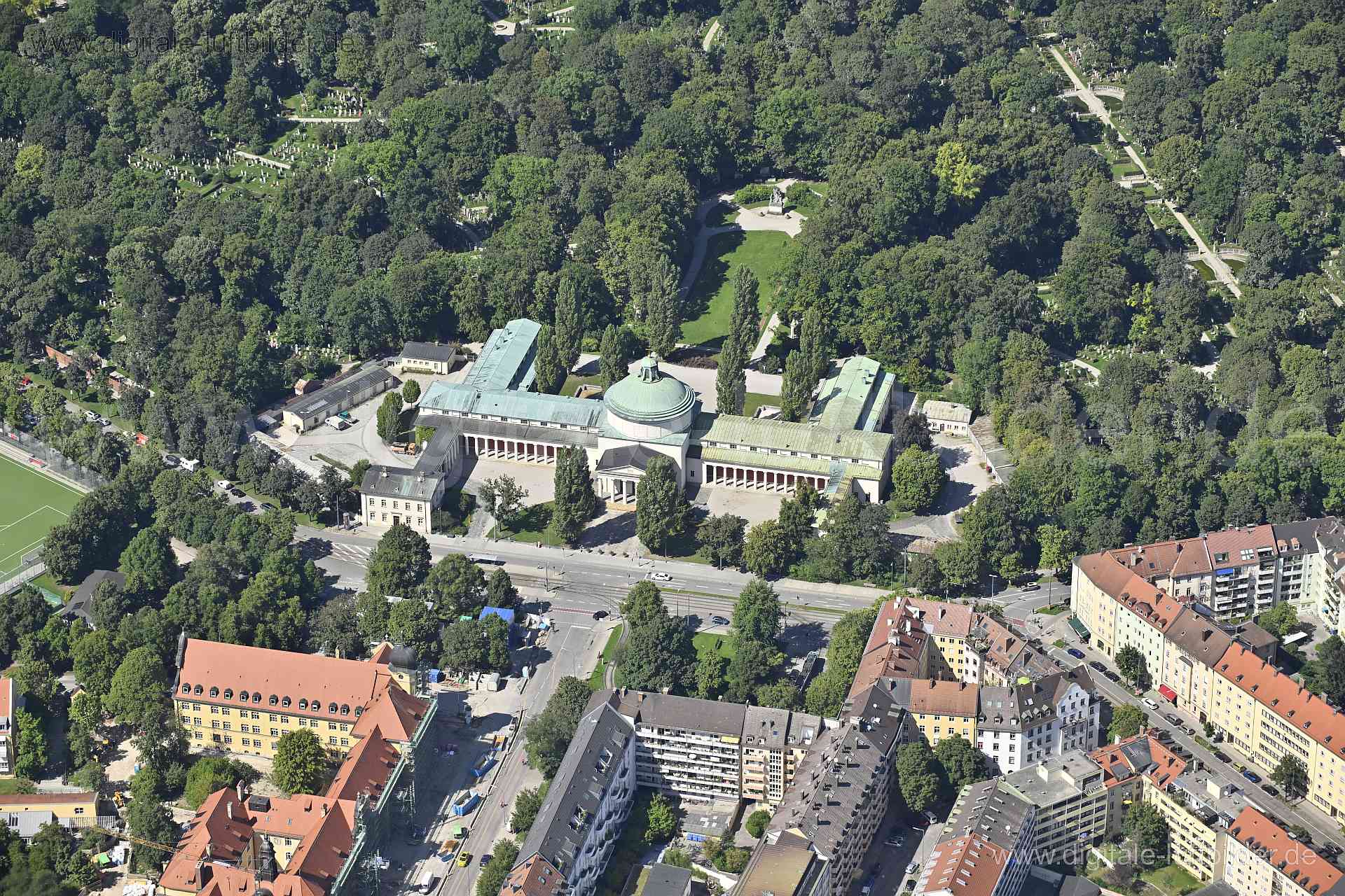 Luftaufnahme Ostfriedhof Aussegnungshalle in München | Oberbayern, Bayern