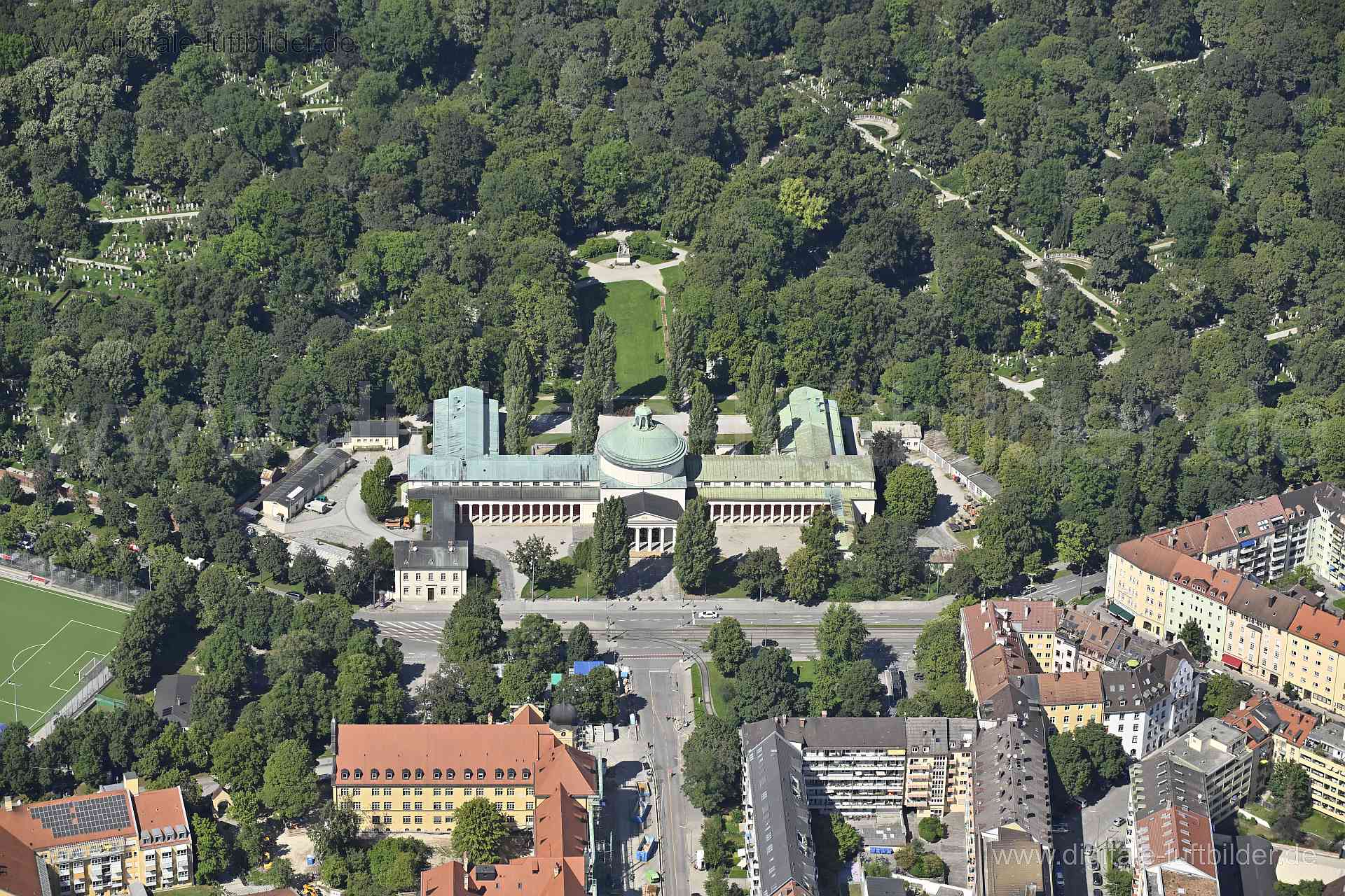 Luftaufnahme Ostfriedhof Aussegnungshalle in München | Oberbayern, Bayern