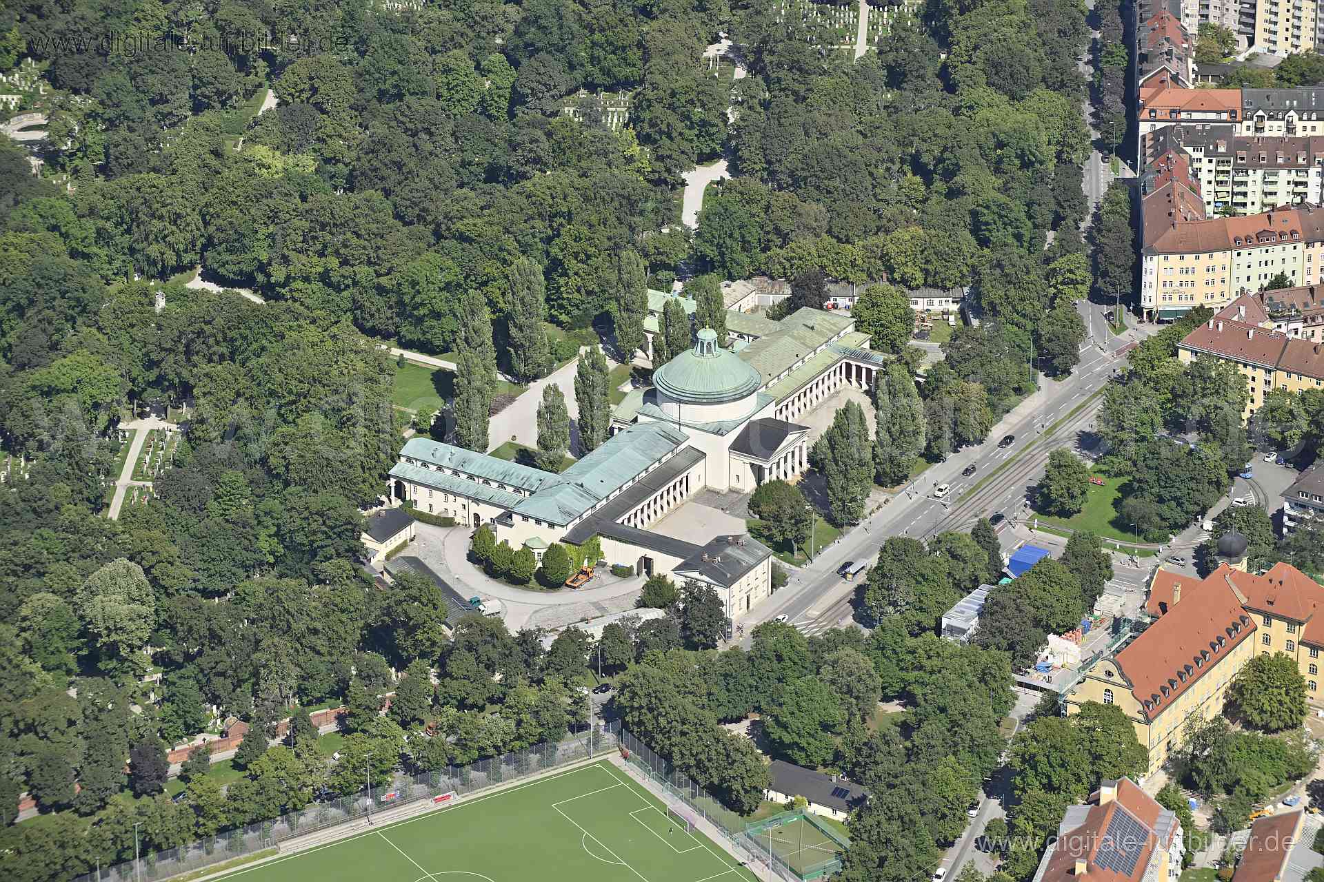 Luftaufnahme Ostfriedhof Aussegnungshalle in München | Oberbayern, Bayern