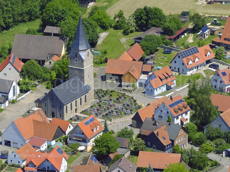 Titel: Kirche Nennslingen, Bildnummer: f484121, Ort / Stadt: Nennslingen, (Land)Kreis: Landkreis Weißenburg-Gunzenhausen, Regierungsbezirk: Mittelfranken, Bundesland: Bayern, Aufnahmedatum: 14.06.2022, Schlagwörter: Luftbild, Luftbilder, Luftbildfotografie, Luftaufnahme, Luftbildaufnahme, Luftfoto, Luftbildarchiv, Luftbildsuche, Vogelperspektive, Vogelansicht, Deutschland, , Kirche, Friedhof, Monat: Juni, Jahreszeit: Sommer, Tageszeit: Vormittag / Mittag, Jahr: 2022, Flug ID: 20220614, Bildstatu