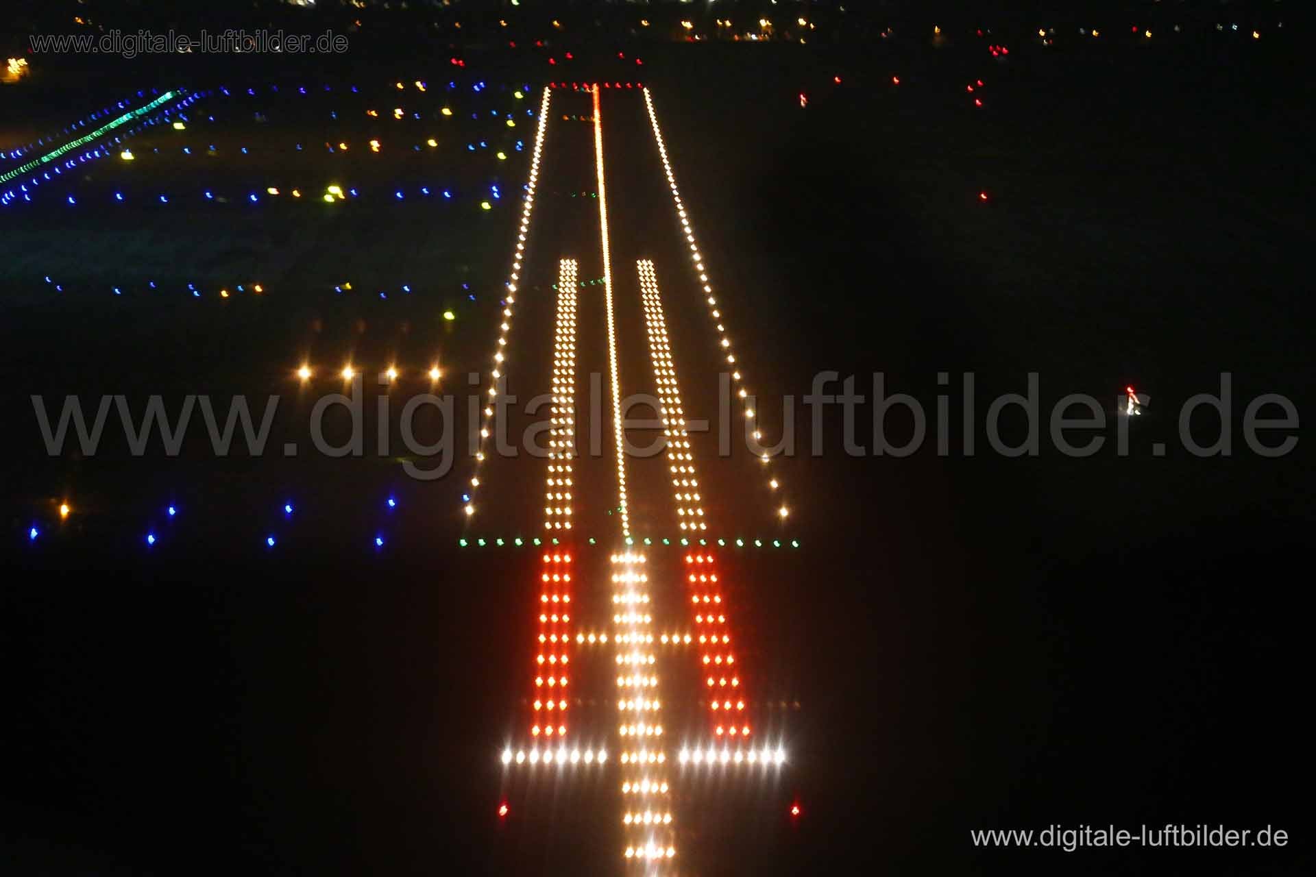 Titel: Albrecht-Dürer-Airport, Bildnummer: bb82430, Ort / Stadt: Nürnberg, (Land)Kreis: kreisfreie Stadt Nürnberg, Regierungsbezirk: Mittelfranken, Bundesland: Bayern, Aufnahmedatum: 22.12.2015, Schlagwörter: Luftbild, Luftbilder, Luftbildfotografie, Luftaufnahme, Luftbildaufnahme, Luftfoto, Vogelperspektive, Vogelansicht, Deutschland, Schräg- und Senkrecht-Luftaufnahmen, Orthofotografie, Flughafen, Airport, Albrecht-Dürer-Airport, Landebahn, Startbahn, Beleuchtung, Flugplatz, Monat: Dezember, J