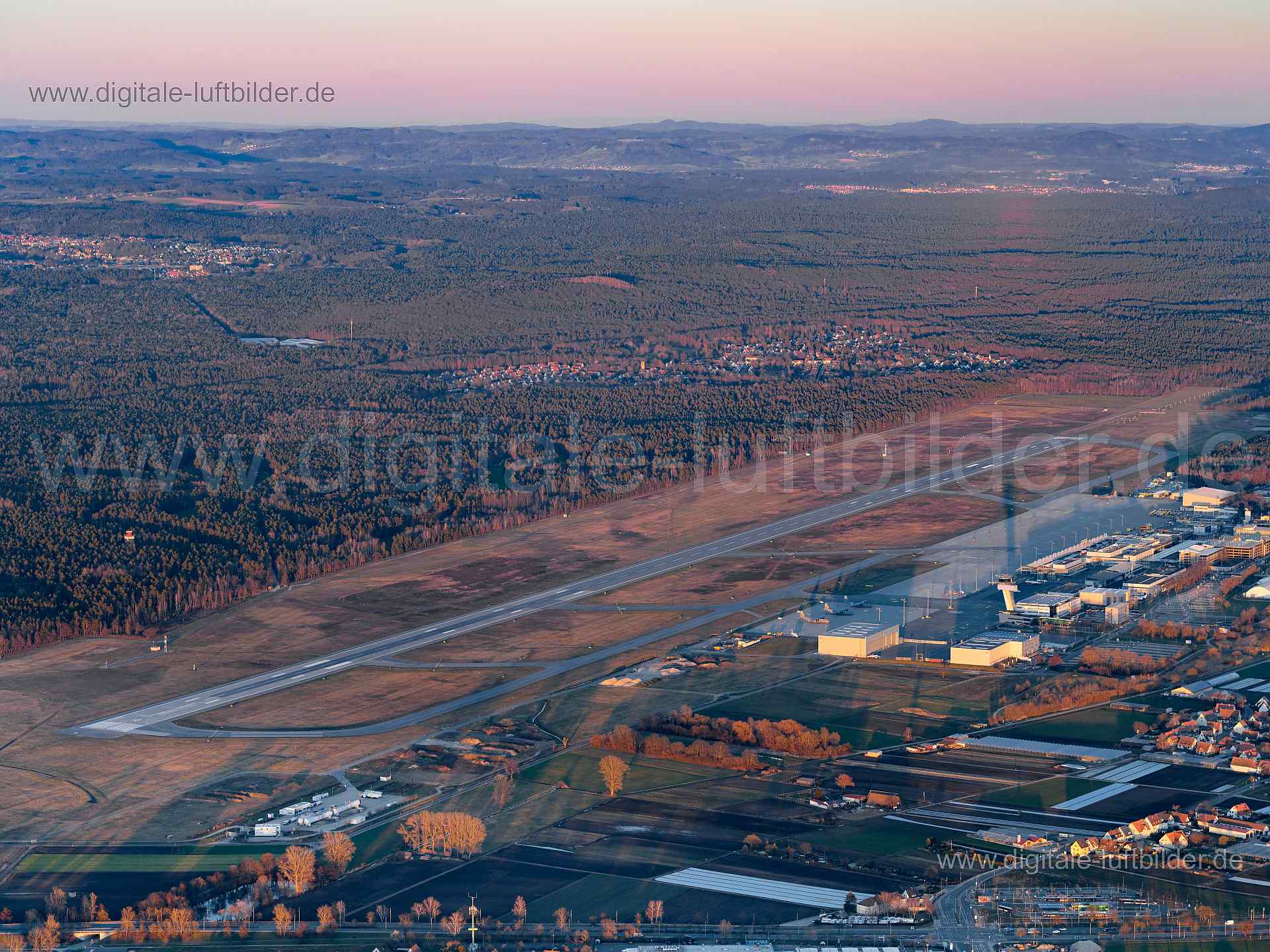 Luftaufnahme Albrecht-Dürer-Airport in Nürnberg | Mittelfranken, Bayern