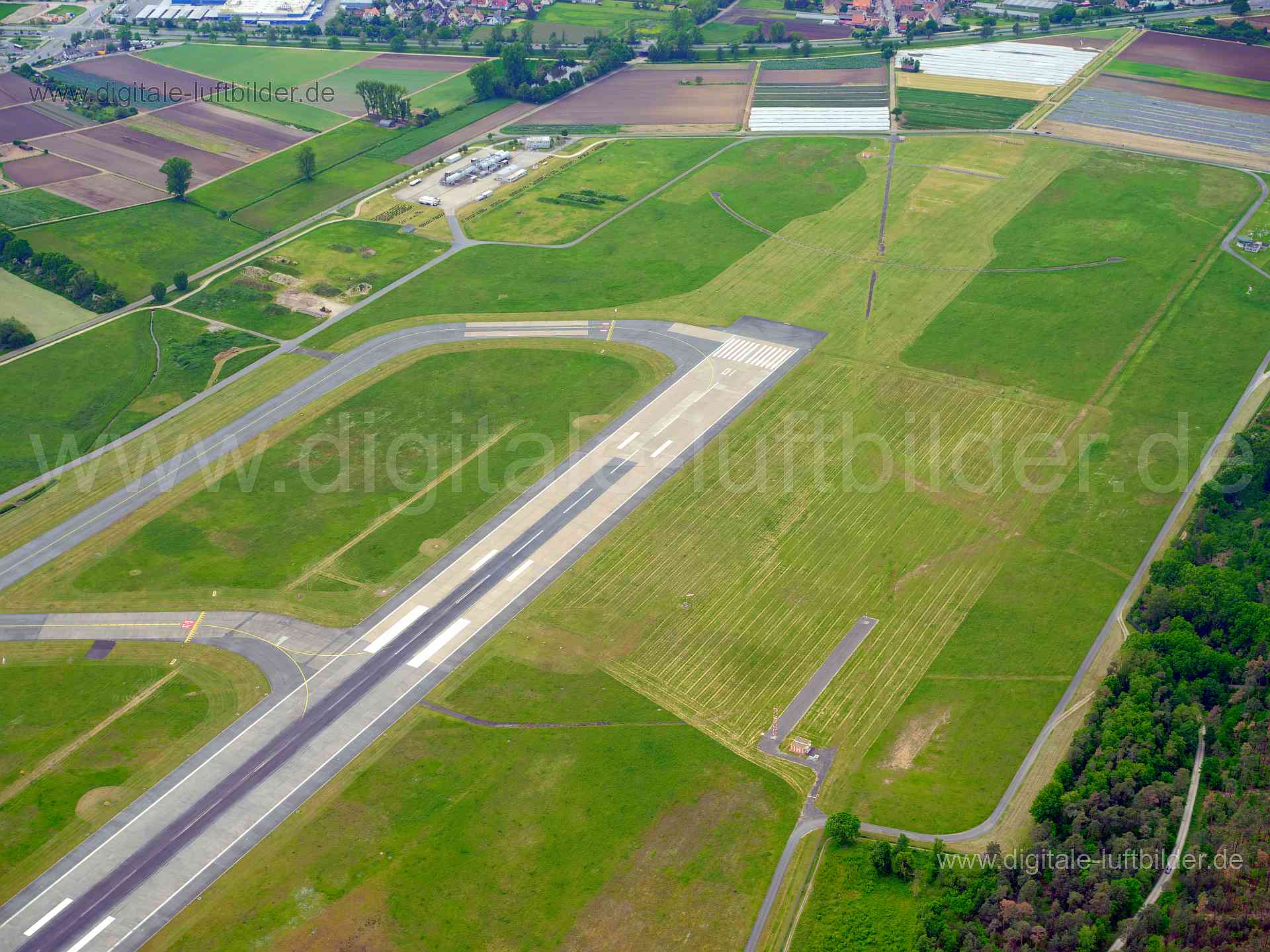 Luftbild - Albrecht-Dürer-Airport, Ort: Nürnberg, Tags: Albrecht-Dürer-Airport, Landebahn, Startbahn, Rollfeld, Irrhainstr...