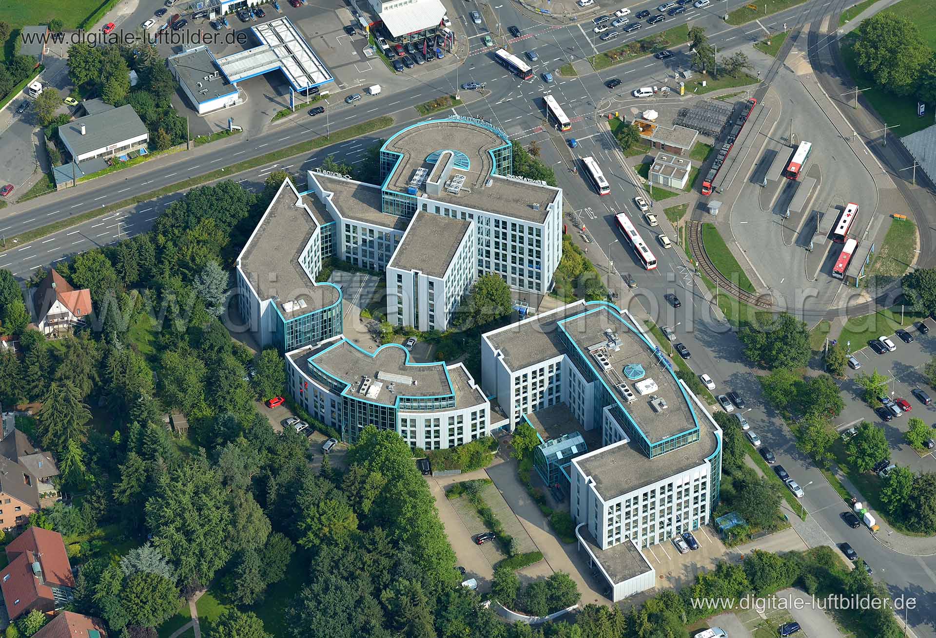 Titel: Allianz (Thon), Bildnummer: n060570, Ort / Stadt: Nürnberg, (Land)Kreis: kreisfreie Stadt Nürnberg, Regierungsbezirk: Mittelfranken, Bundesland: Bayern, Aufnahmedatum: 30.08.2013, Schlagwörter: Luftbild, Luftbilder, Luftbildfotografie, Luftaufnahme, Luftbildaufnahme, Luftfoto, Vogelperspektive, Vogelansicht, Deutschland, Schräg- und Senkrecht-Luftaufnahmen, Orthofotografie, Allianz, Schöller Holding, Thon, Erlanger Straße, Müller Verlag, Kilianstraße, Forchheimer Straße, Äußere-Bucher-Str