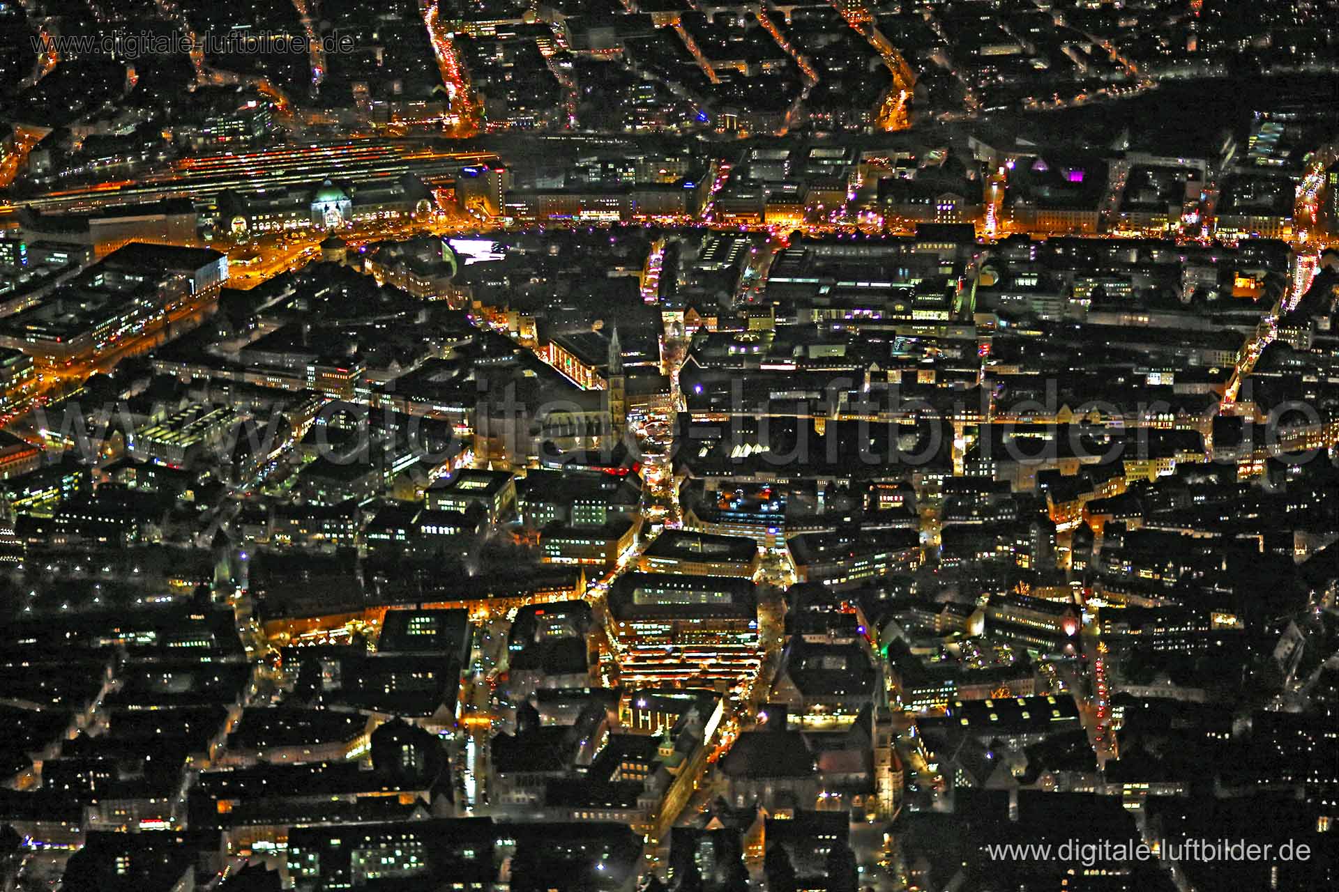 Titel: Altstadt, Bildnummer: bb86610, Ort / Stadt: Nürnberg, (Land)Kreis: kreisfreie Stadt Nürnberg, Regierungsbezirk: Mittelfranken, Bundesland: Bayern, Aufnahmedatum: 22.12.2015, Schlagwörter: Luftbild, Luftbilder, Luftbildfotografie, Luftaufnahme, Luftbildaufnahme, Luftfoto, Vogelperspektive, Vogelansicht, Deutschland, Schräg- und Senkrecht-Luftaufnahmen, Orthofotografie, Altstadt, Innenstadt, Panorama, Nachtpanorama, Monat: Dezember, Jahreszeit: Winter, Tageszeit: Nacht, Jahr: 2015, Flug ID: