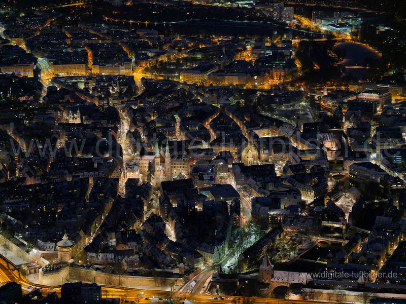Luftaufnahme Altstadt bei Nacht in Nürnberg | Mittelfranken, Bayern