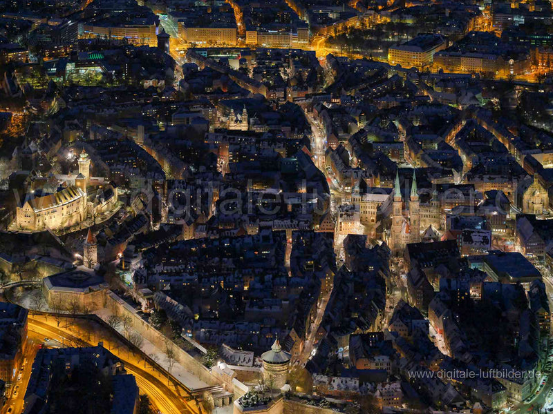 Luftaufnahme Altstadt bei Nacht in Nürnberg | Mittelfranken, Bayern