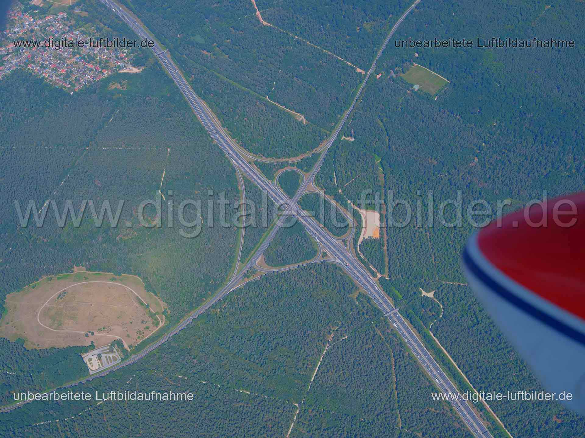 Titel: Autobahnausfahrt Nürnberg-Nord, Bildnummer: f380190, Ort / Stadt: Nürnberg, (Land)Kreis: kreisfreie Stadt Nürnberg, Regierungsbezirk: Mittelfranken, Bundesland: Bayern, Aufnahmedatum: 01.08.2020, Schlagwörter: Luftbild, Luftbilder, Luftbildfotografie, Luftaufnahme, Luftbildaufnahme, Luftfoto, Vogelperspektive, Vogelansicht, Deutschland, Schräg- und Senkrecht-Luftaufnahmen, Orthofotografie, Autobahnausfahrt Nürnberg-Nord, Autobahnabfahrt, Autobahn A3, Bundesstraße 2, Autobahnkreuz, Monat: